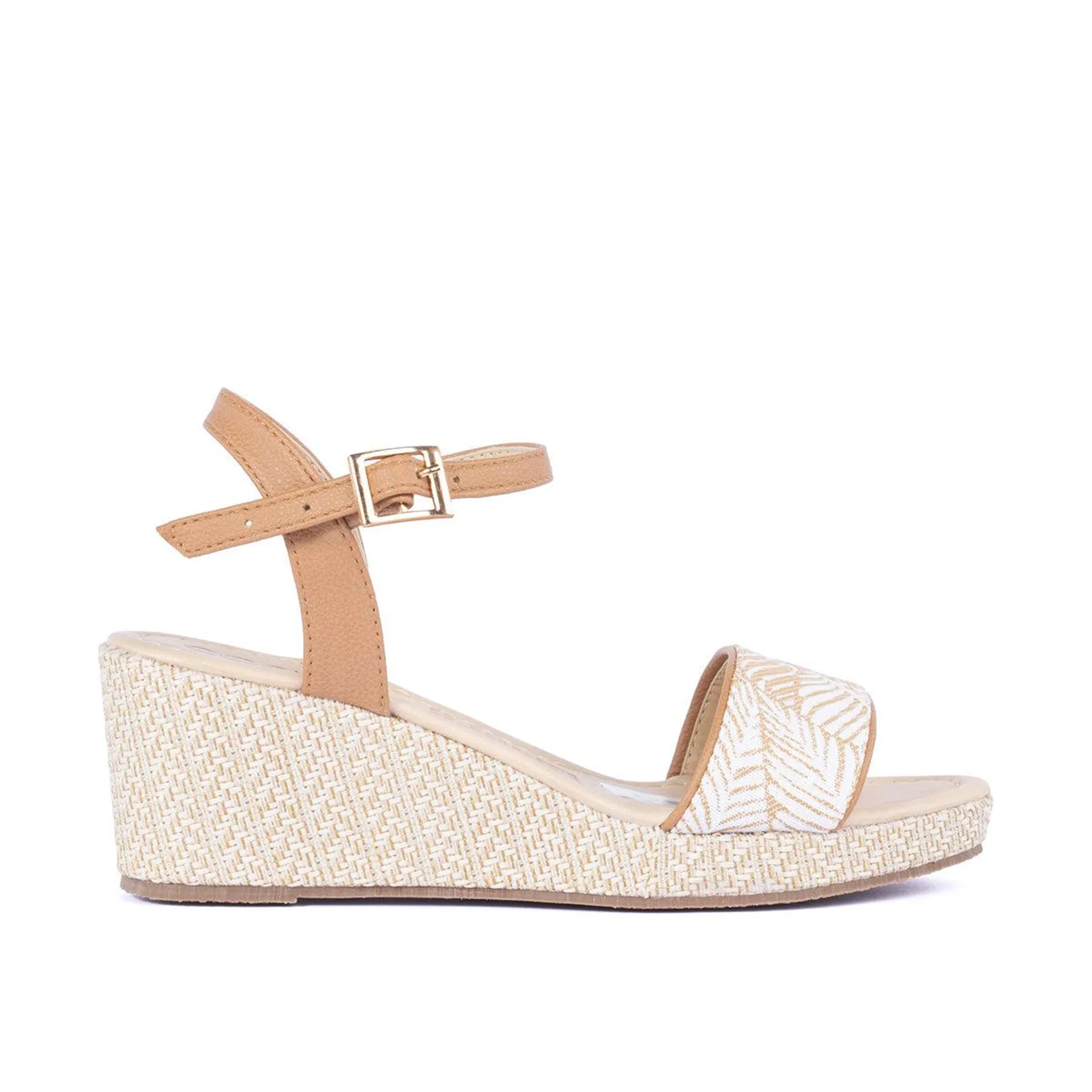 Sandalias color beige con capellada bordada y plataforma en yute