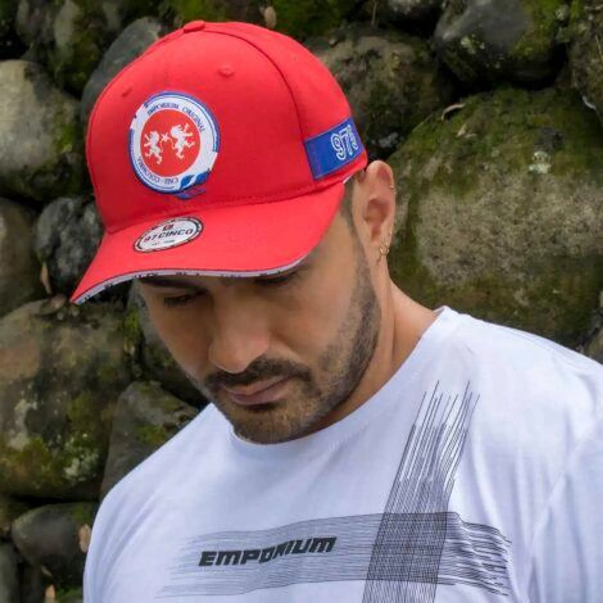 Gorra deportiva roja con estampado