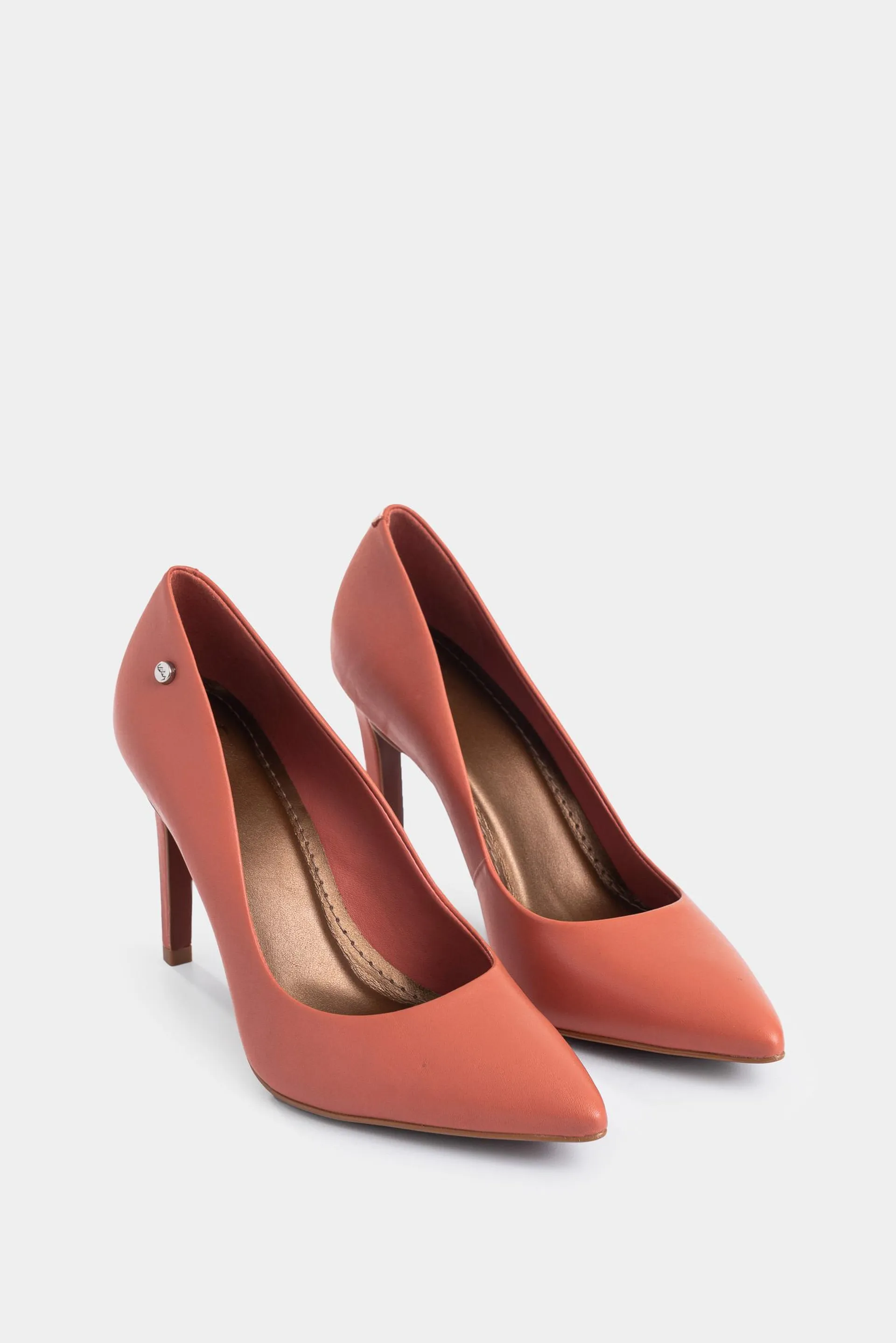 Tacones cerrados de cuero liso