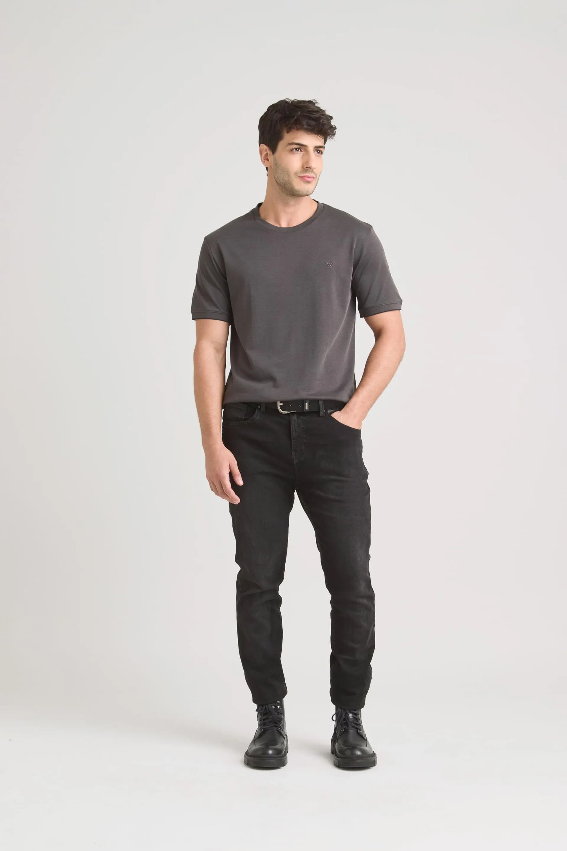 Jean en black denim para hombre detalles cuero