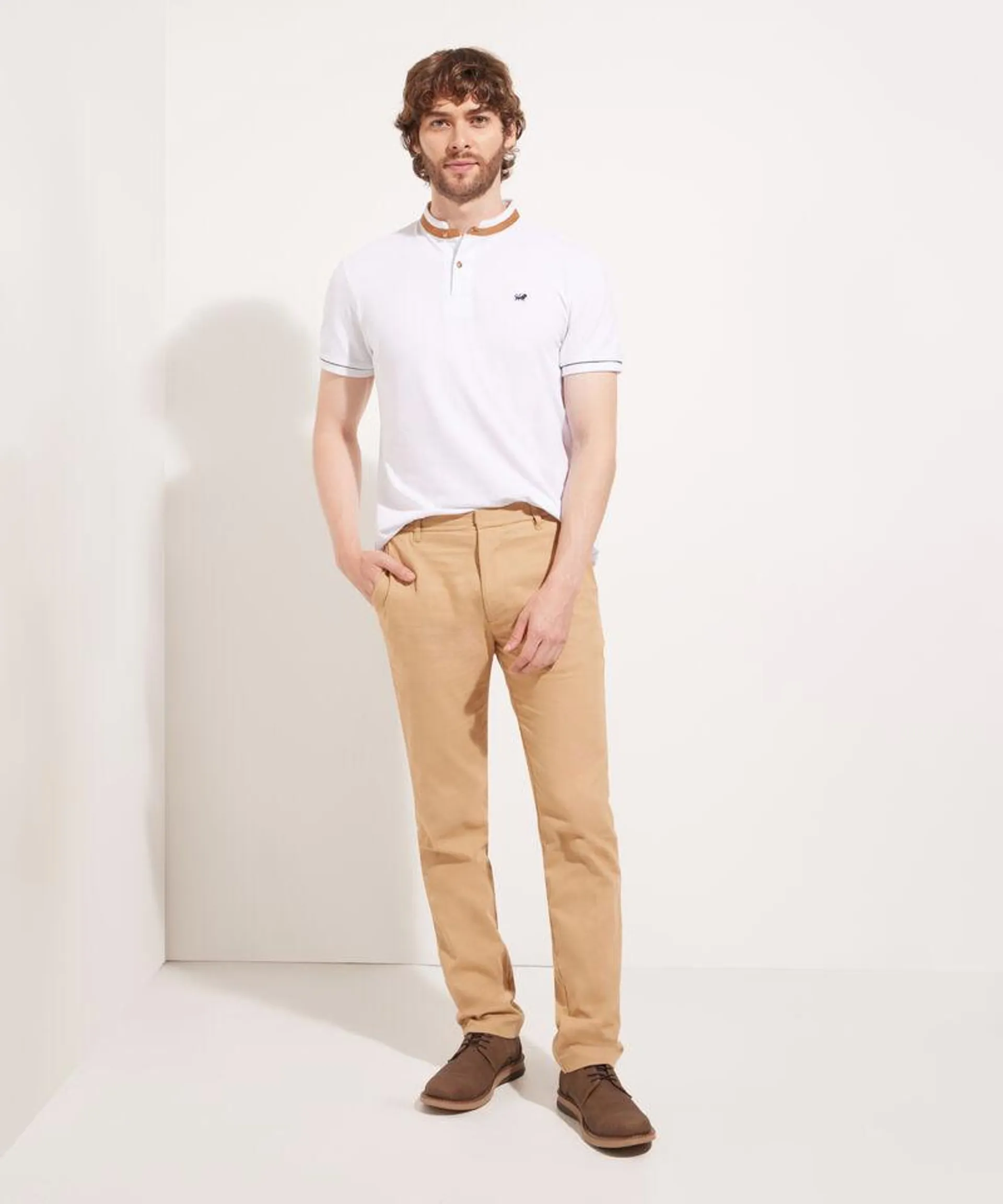 Pantalón Chino Con Detalles De Pretina