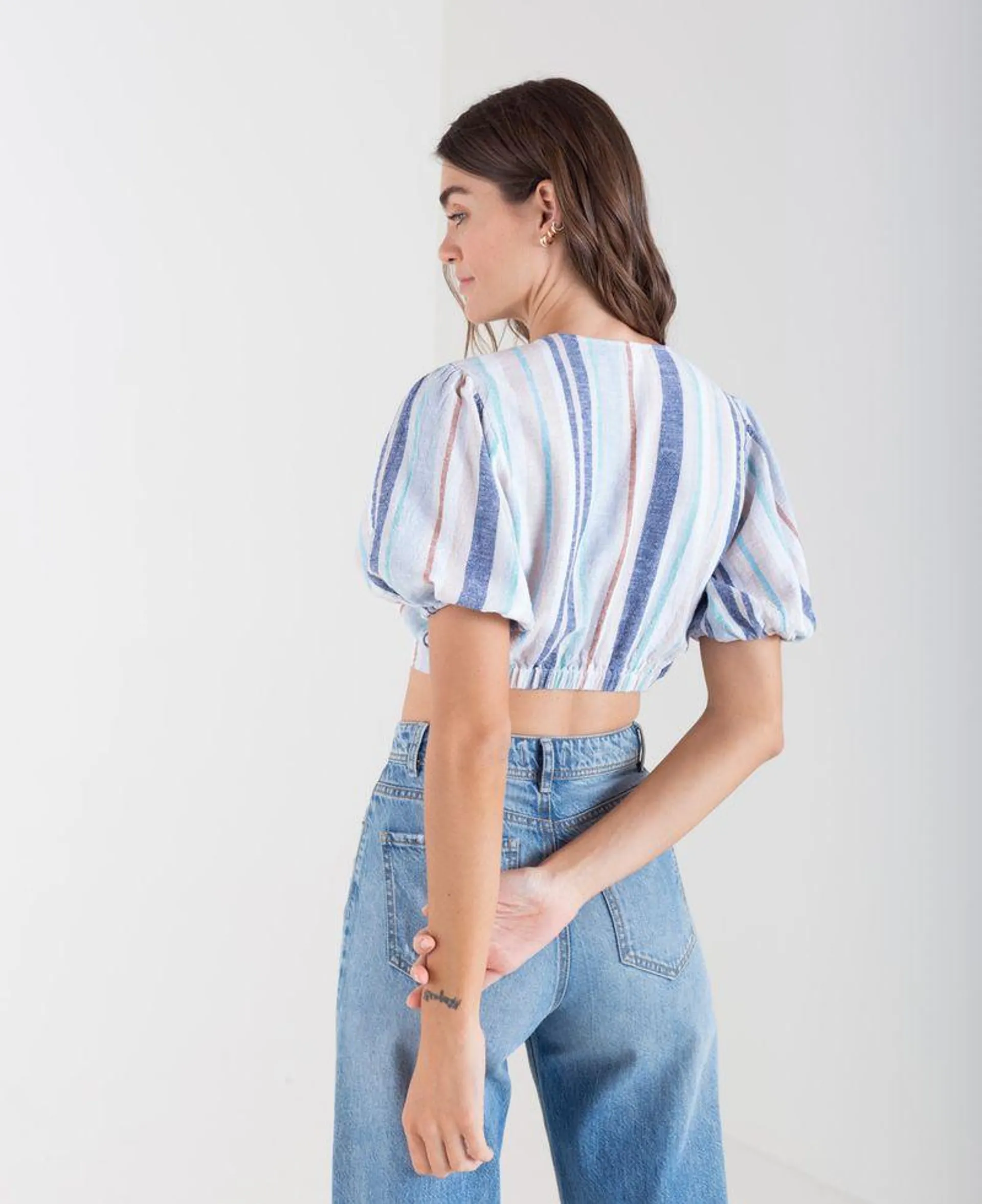 Camisa para mujer cruda manga corta crop con diseño a rayas y mezcla de lino