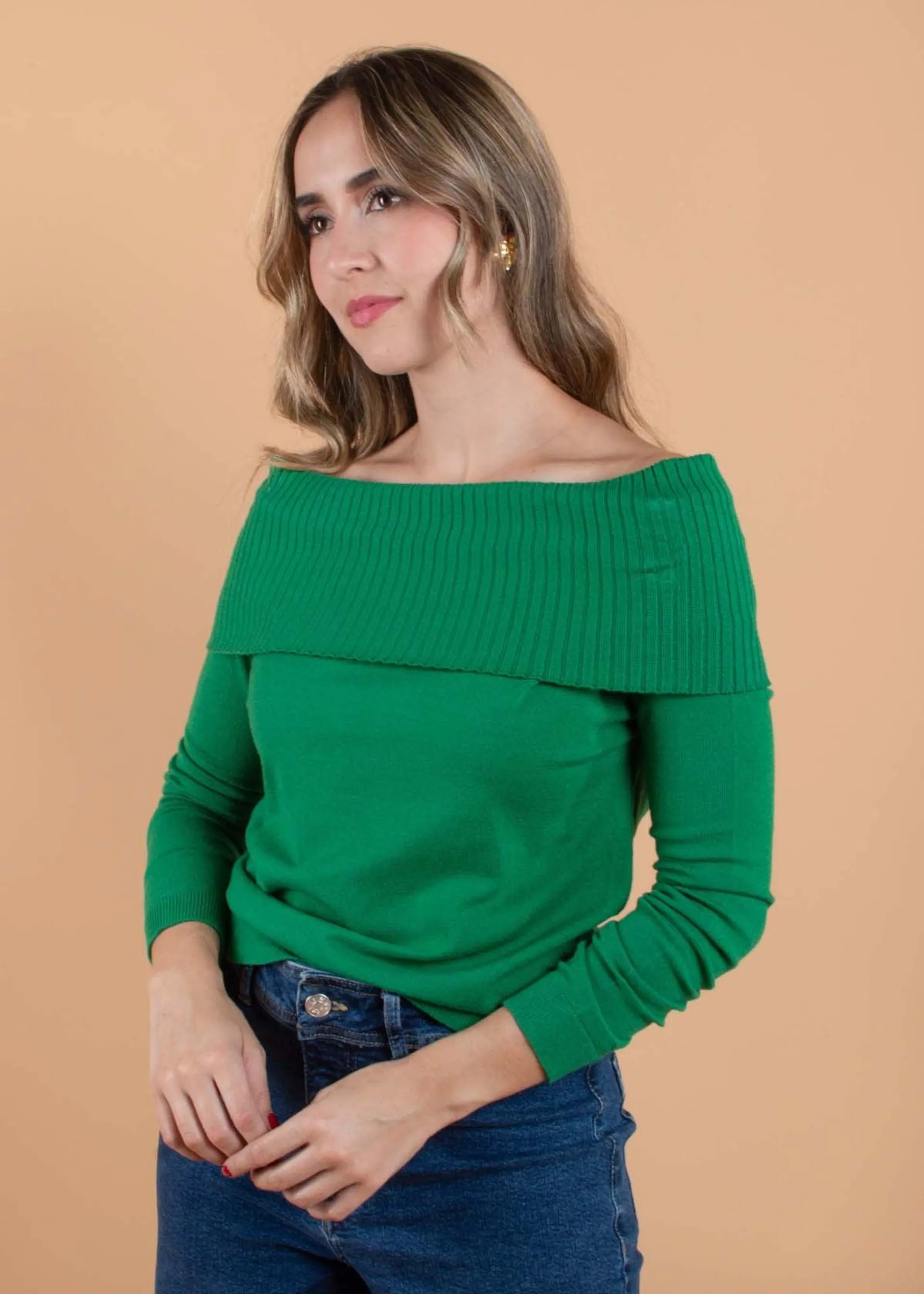 Buzo color verde con cuello en hombros 104463