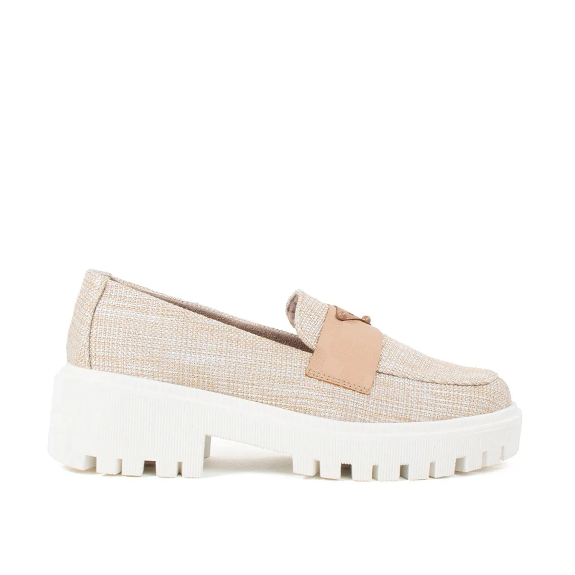 Mocasines de tejido color arena y suela blanca