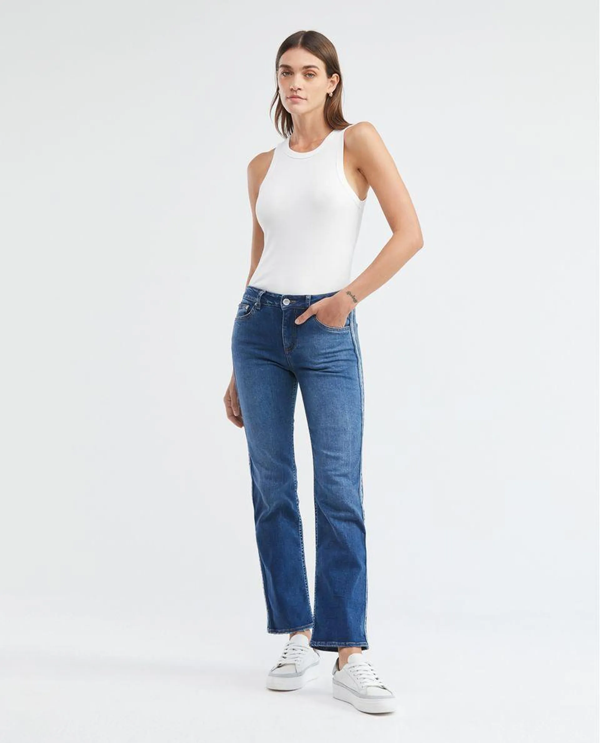 Jean de Mujer High Rise, Cosmo, Boot Cut - Azul Medio Reservas de Color Laterales