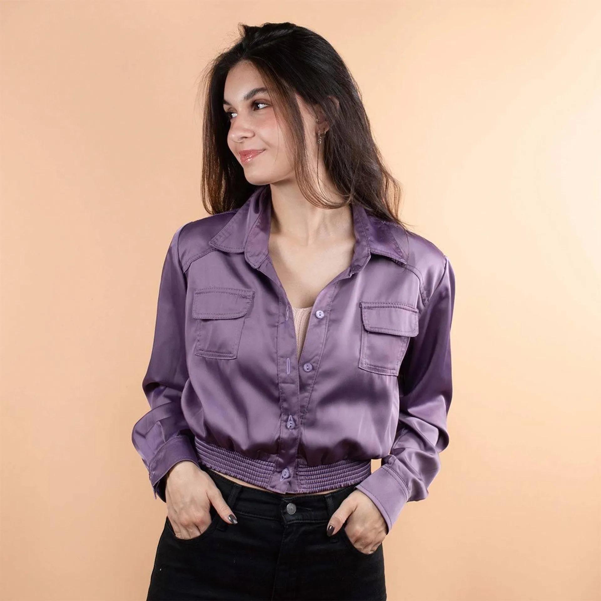 Chaqueta color morado con resorte en cintura y bolsillos con solapa