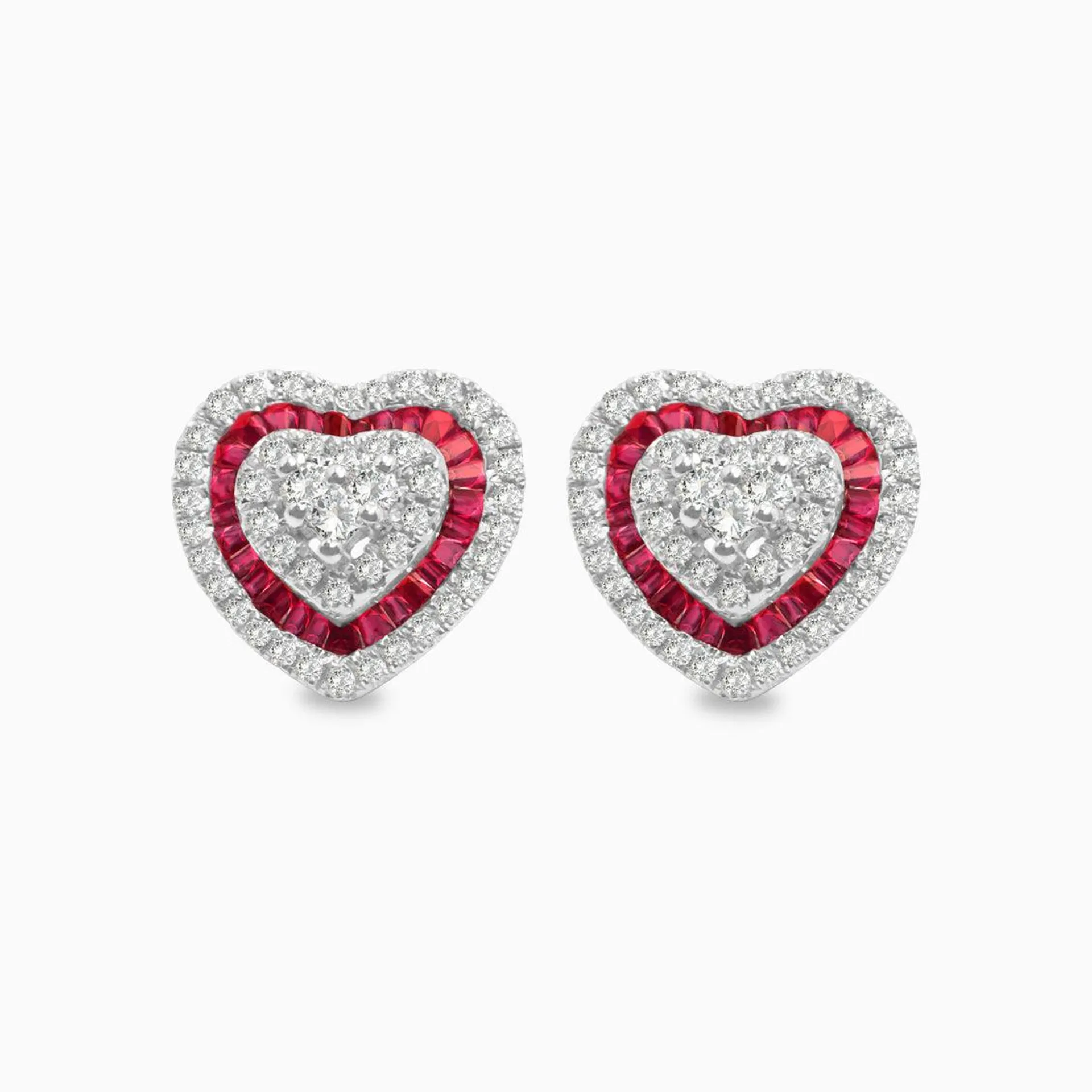 Aretes en oro blanco de 18K corazón rodeado de rubís y brillantes