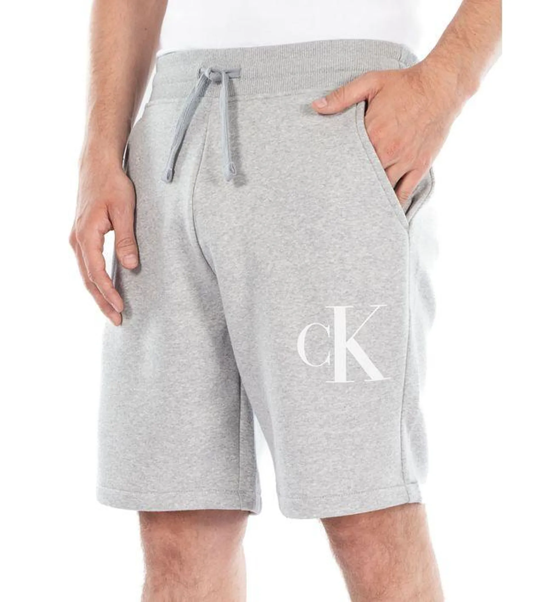 Pantalón Gris Corto Con El Logo En Lateral