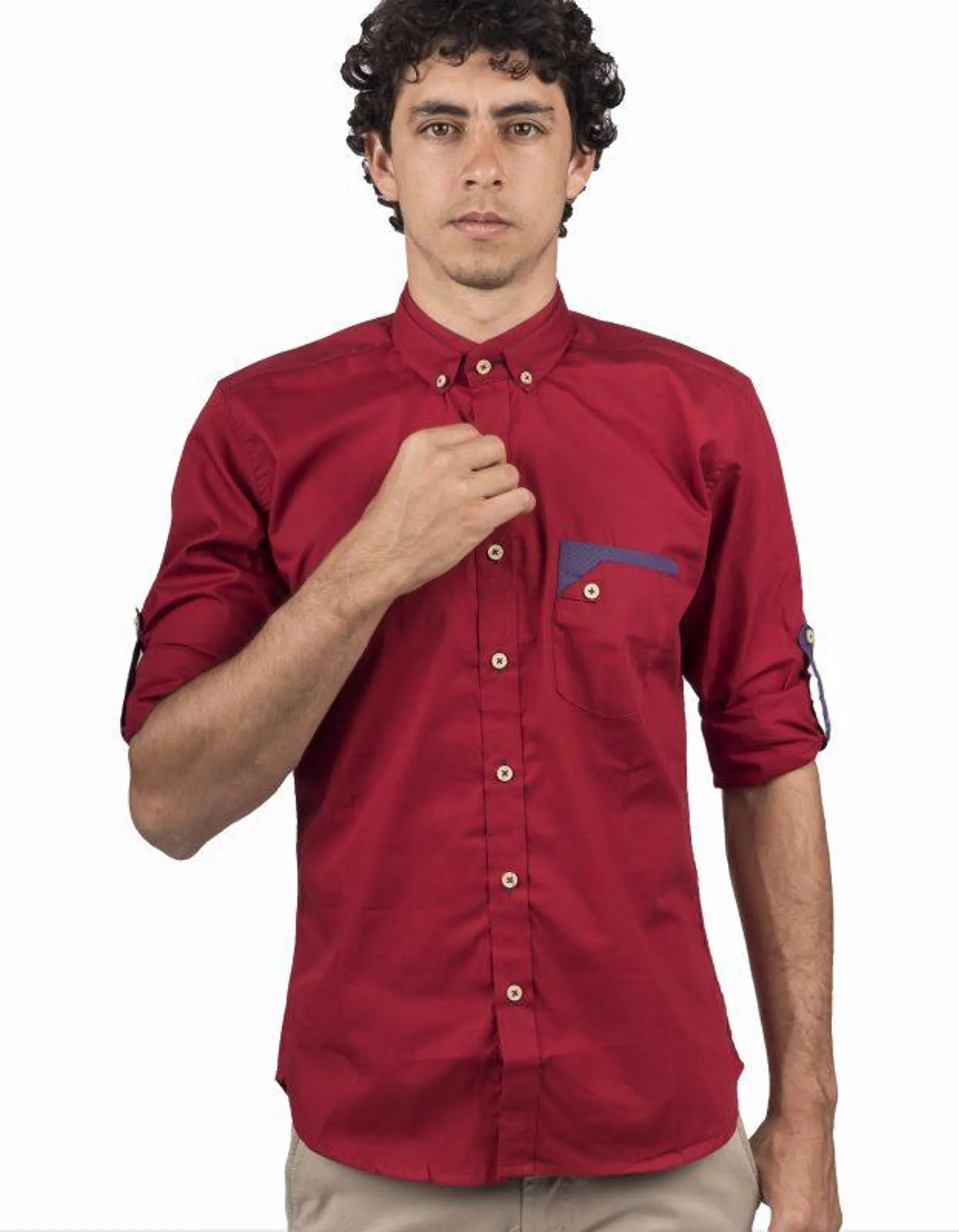 Camisa Diseño Cuello Nerú Color Rojo Detalle en Azul En Bolsillo – Moldería slim