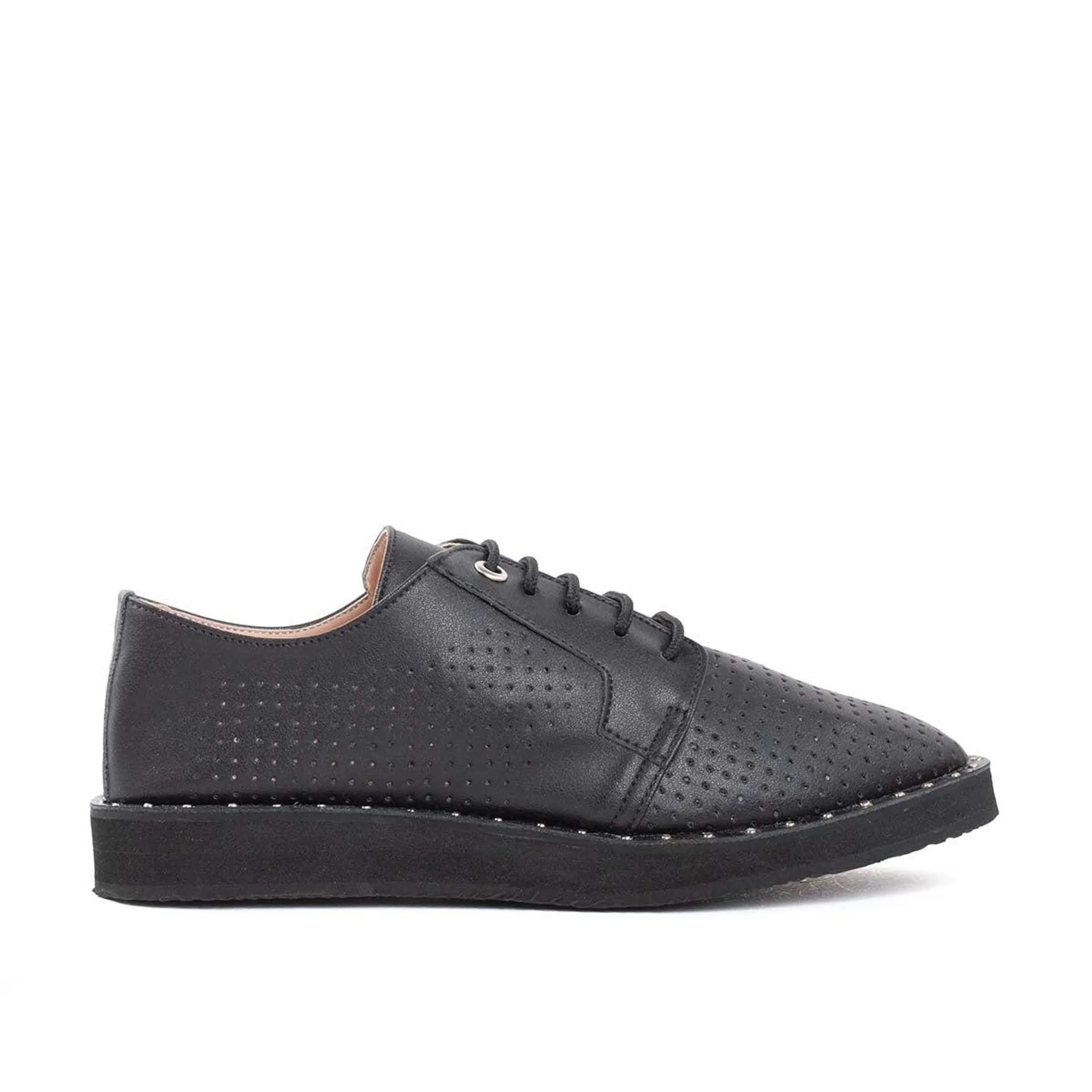 Zapato oxford negro con taches en suela y perforaciones