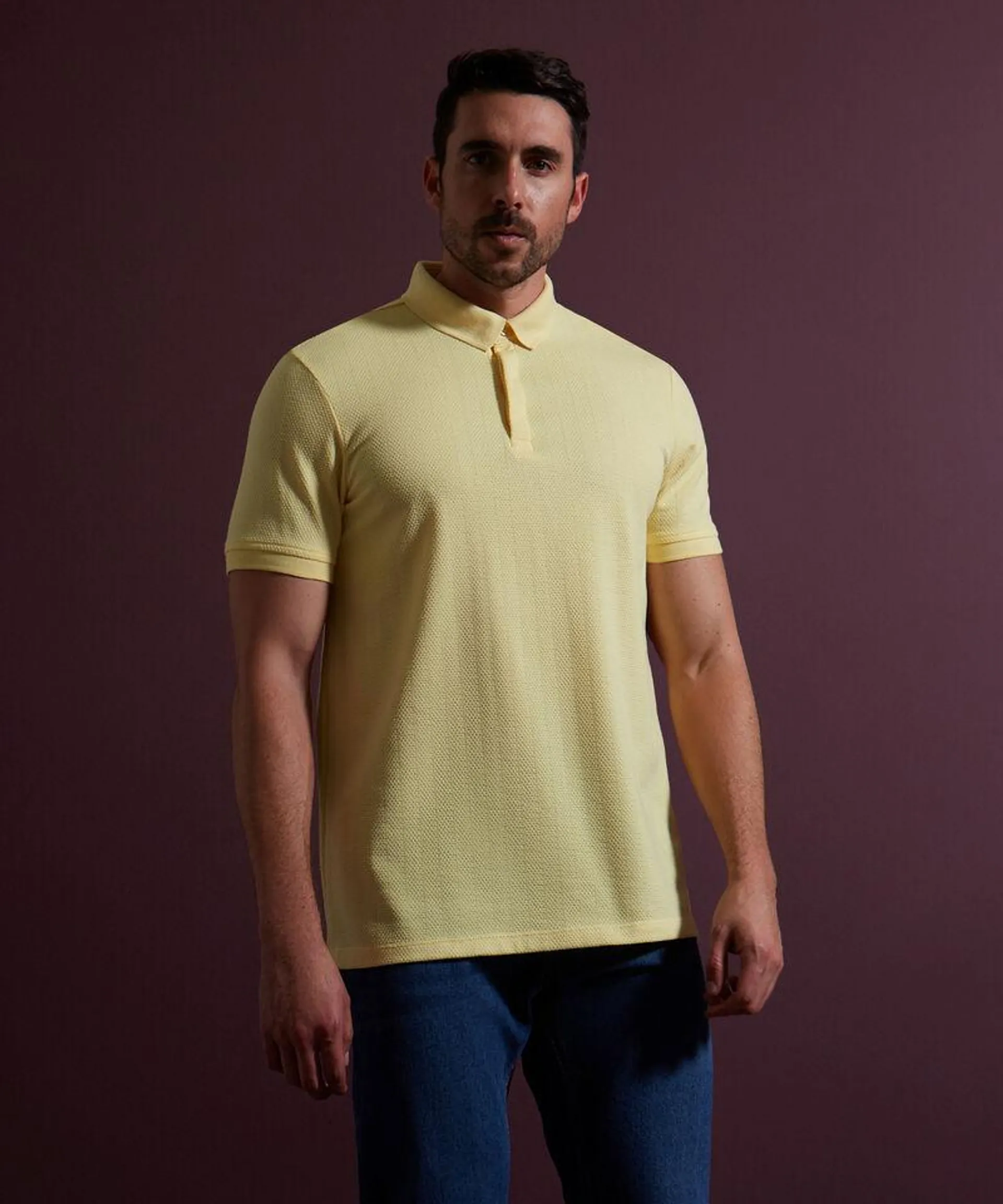 Polo Con Textura Unicolor, Regular Fit.