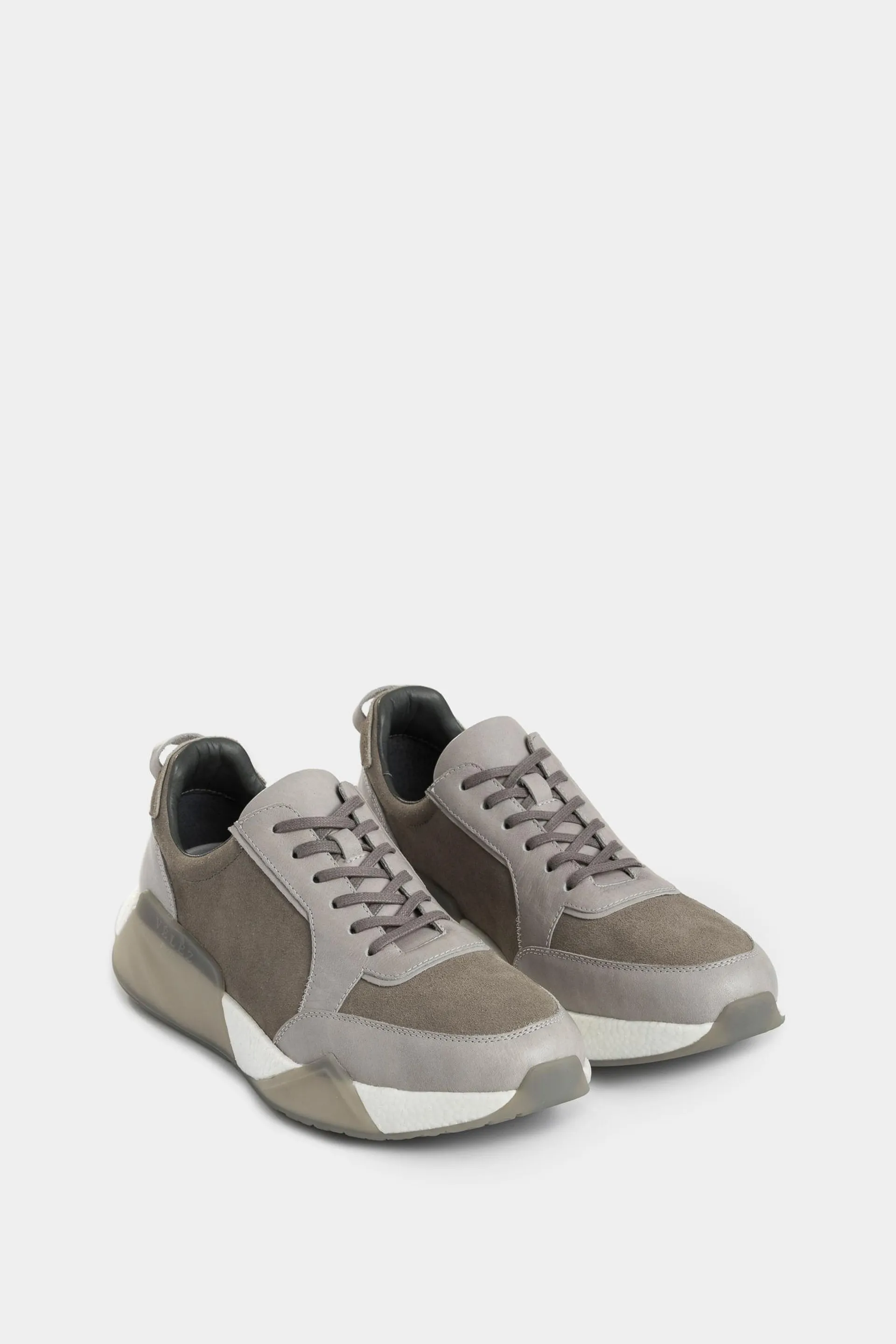 Tenis Ostuni de cuero gamuzado para hombre silueta urban