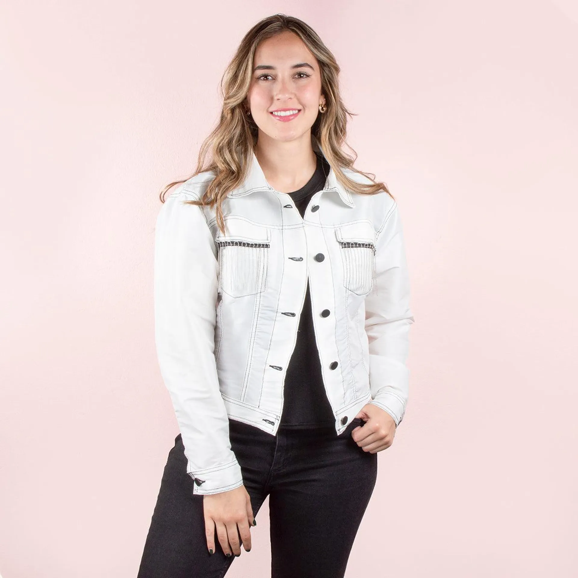 Chaqueta color beige con flecos en bolsillos