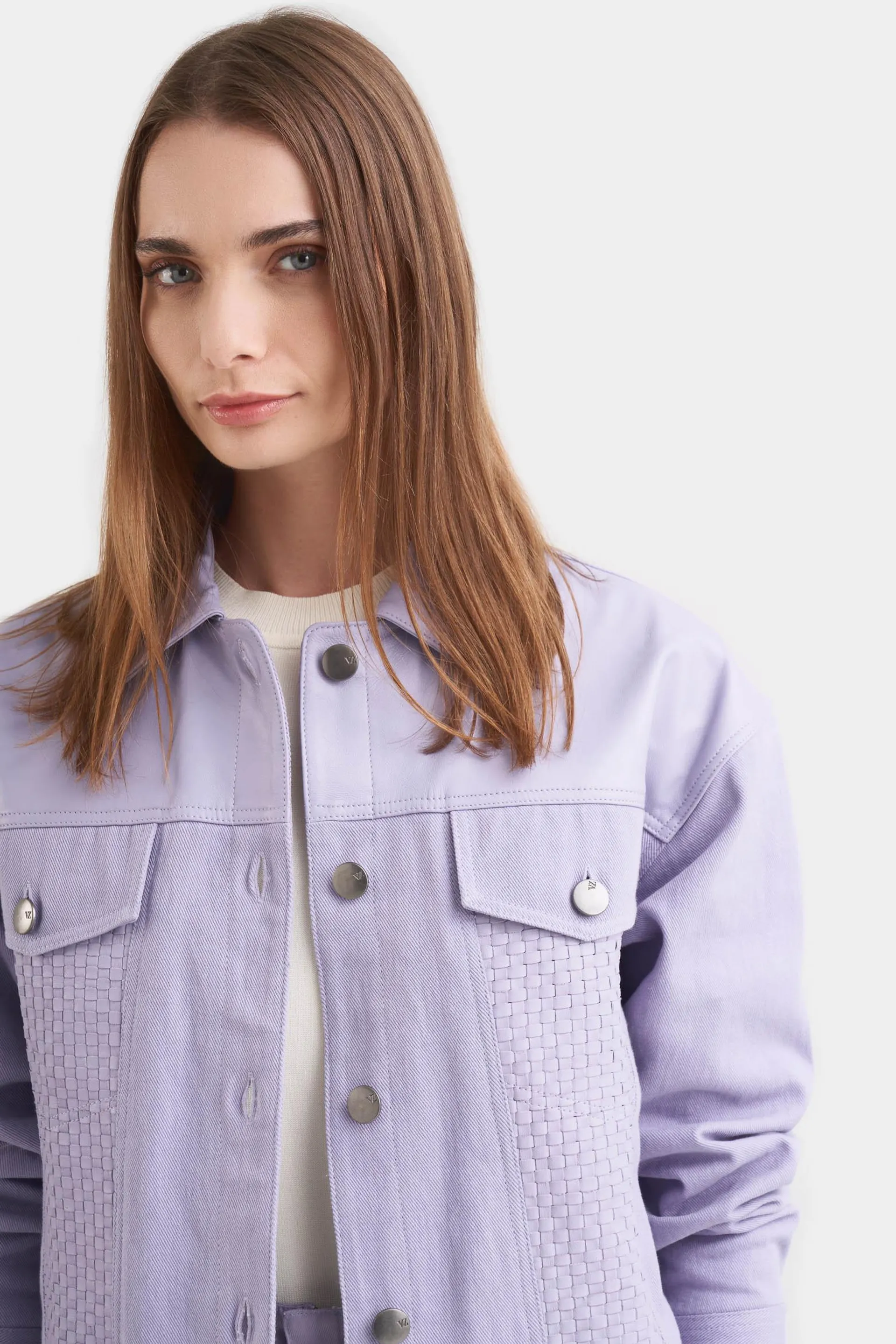 Chaqueta calas en denim rígido para mujer detalles cuero