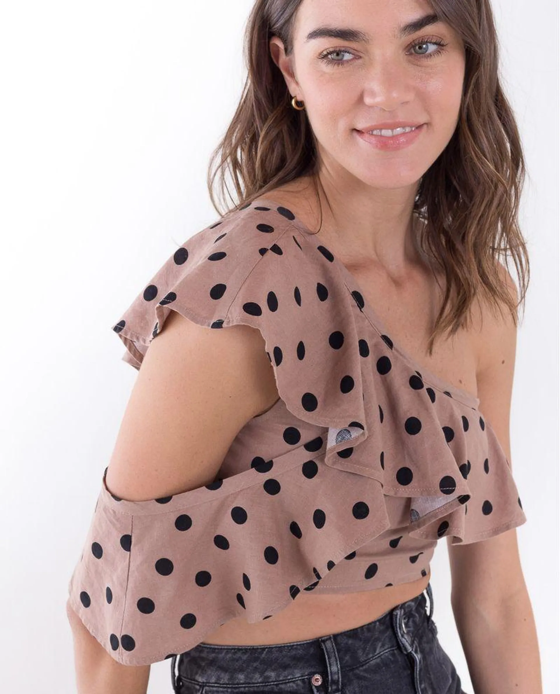 Camisa para mujer beige manga sisa de un solo hombro con lunares estampados