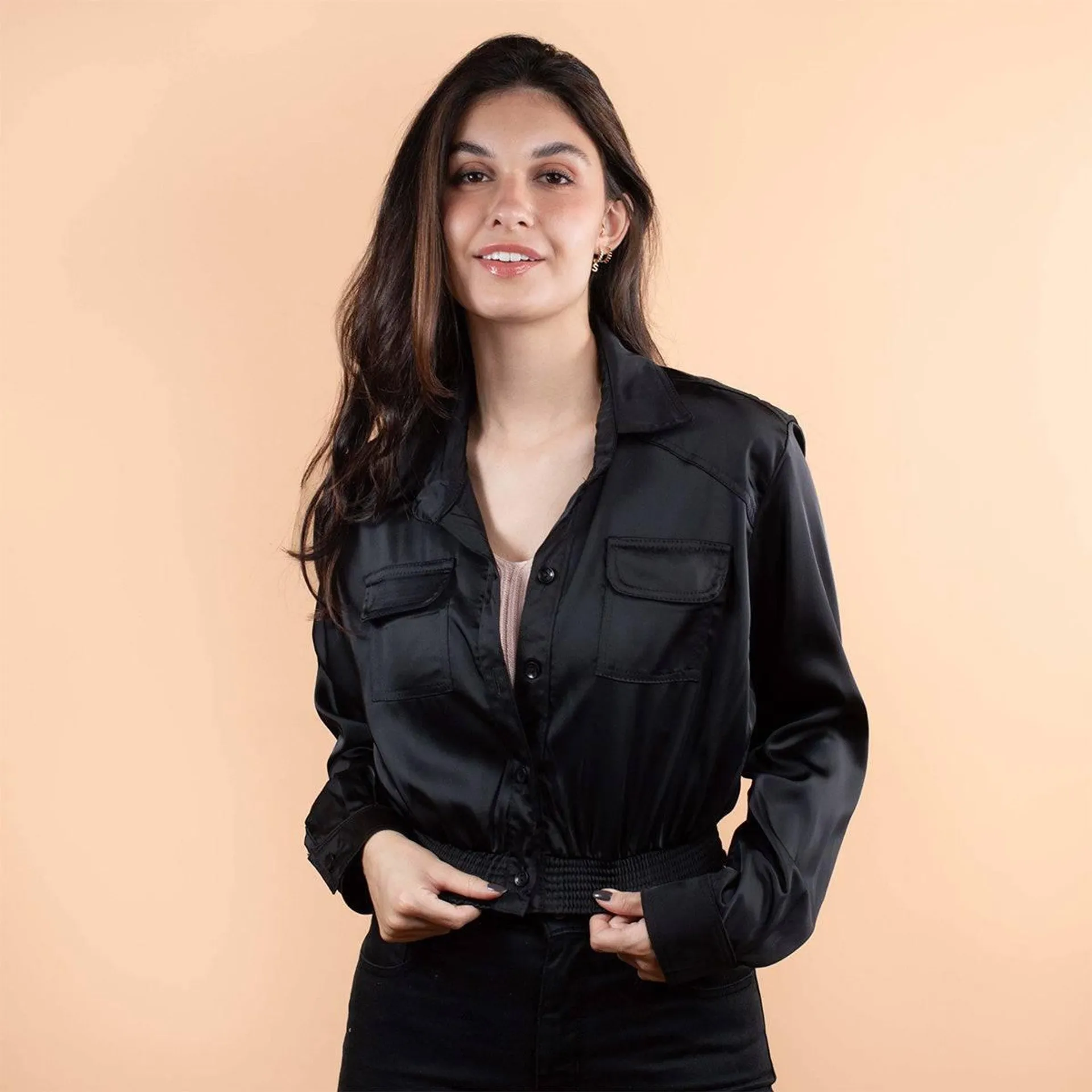 Chaqueta color negro con resorte en cintura y bolsillos con solapa