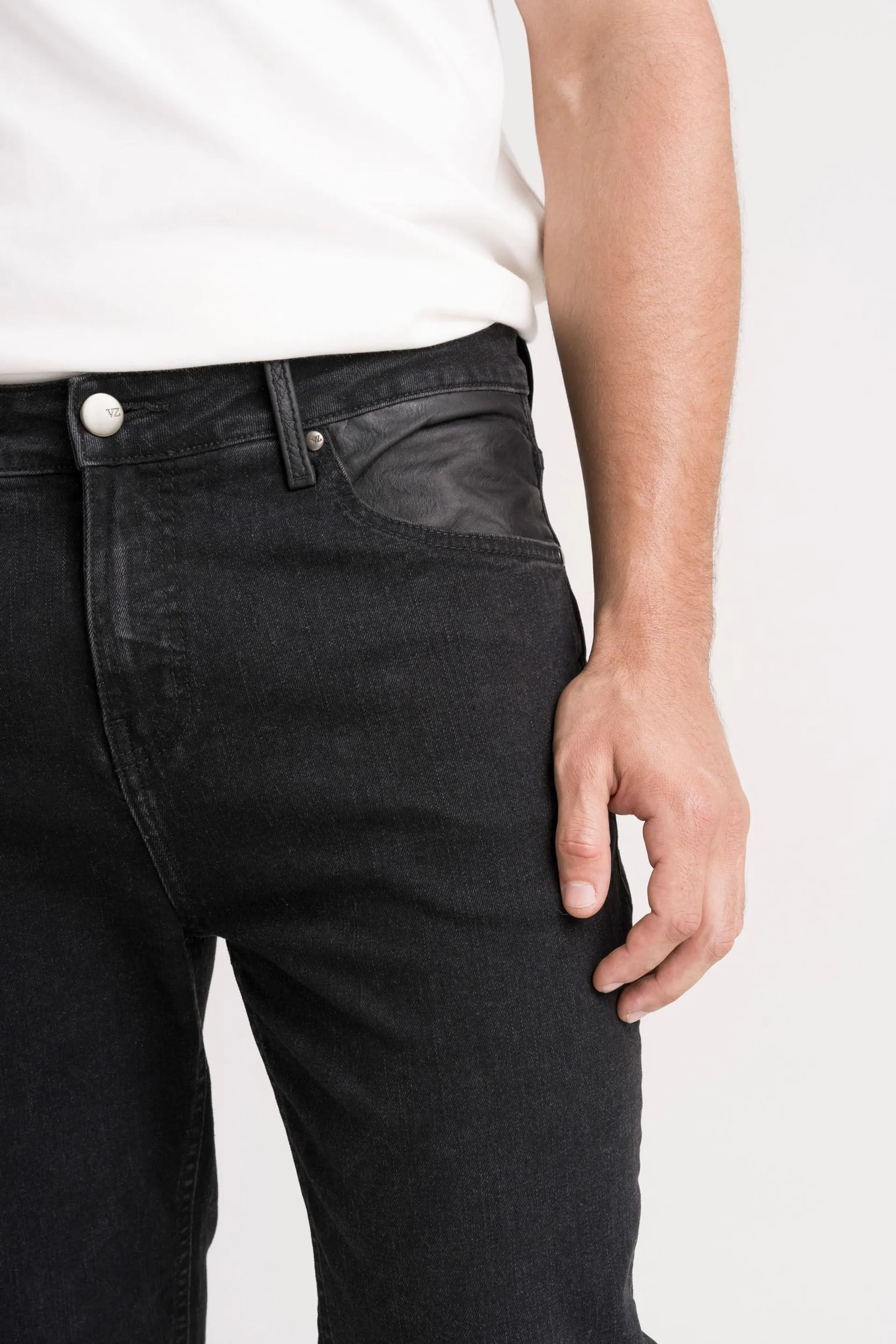 Jean zafiro en black denim para hombre silueta semi fitted