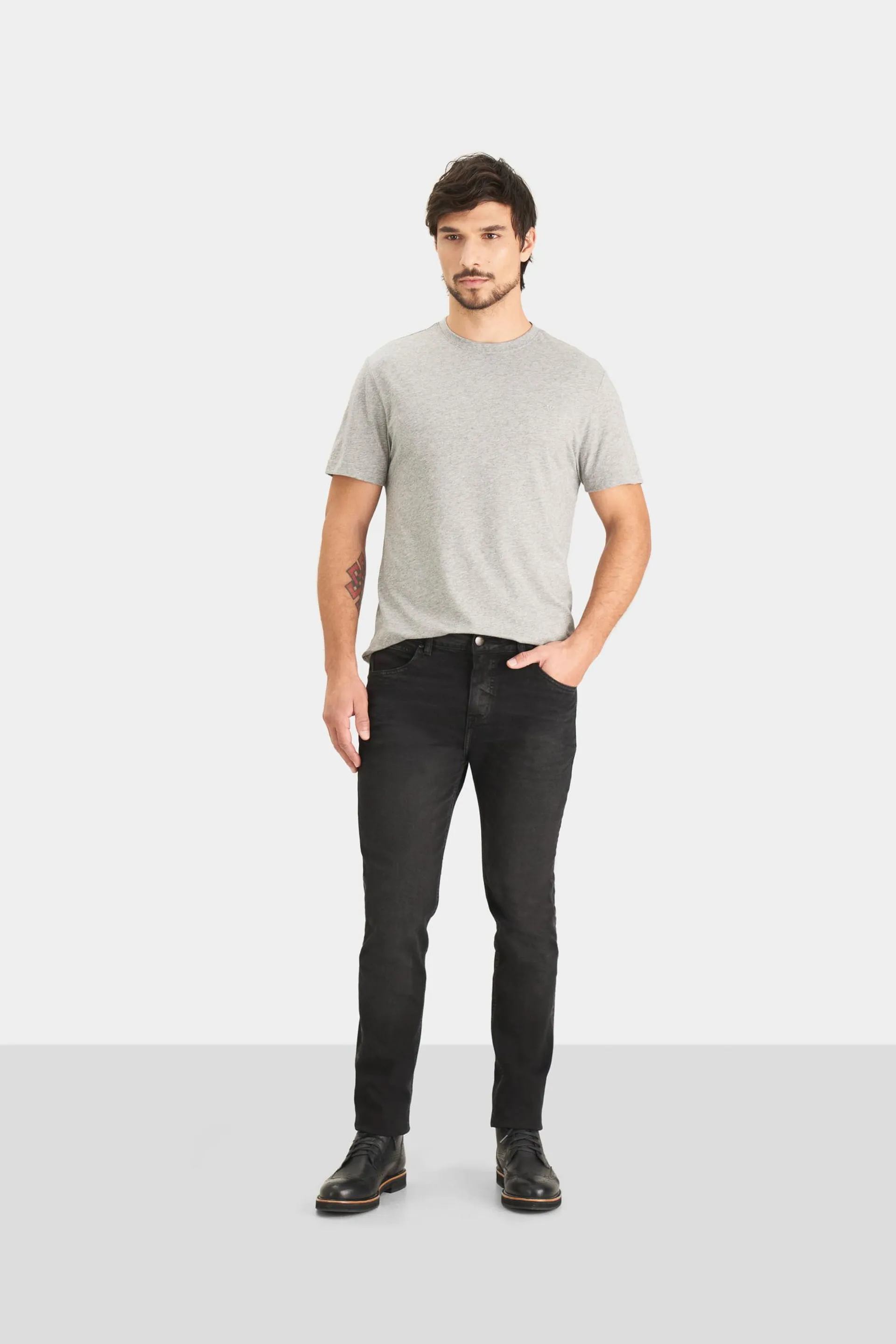 Jean oasis sahara en black denim para hombre silueta semiajustada