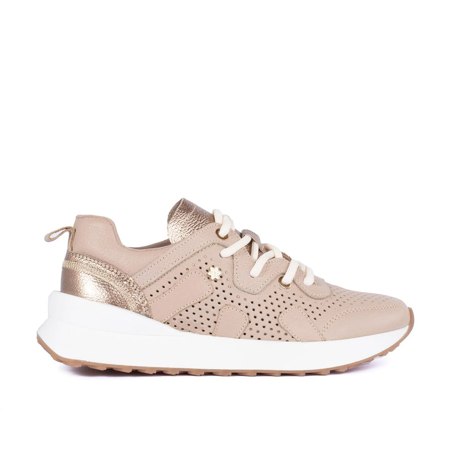 Tenis casuales de cuero color taupe con perforaciones y suela deportiva