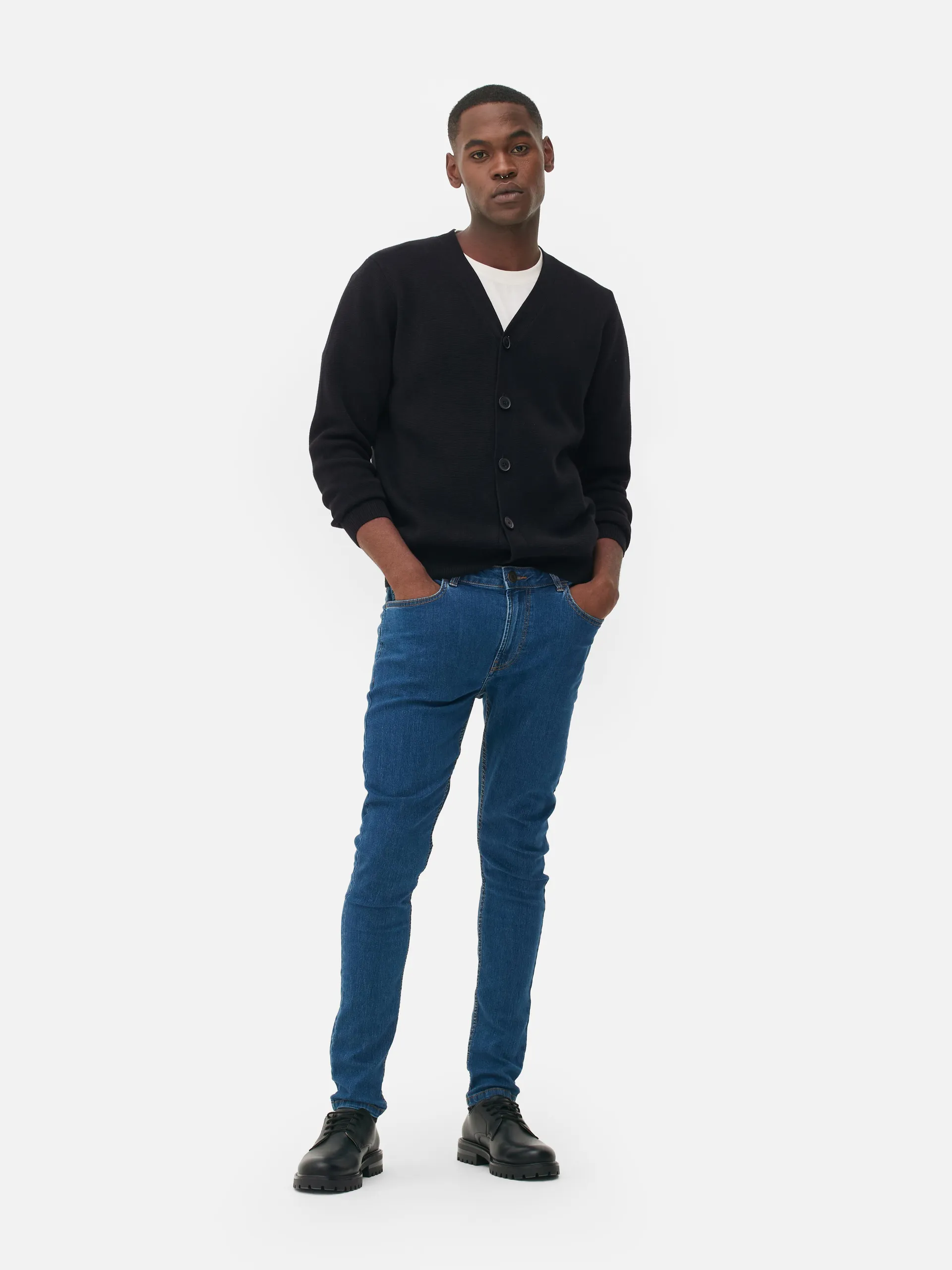 Tu ne seras jamais à court d'idées avec ce jean skinny de ta panoplie