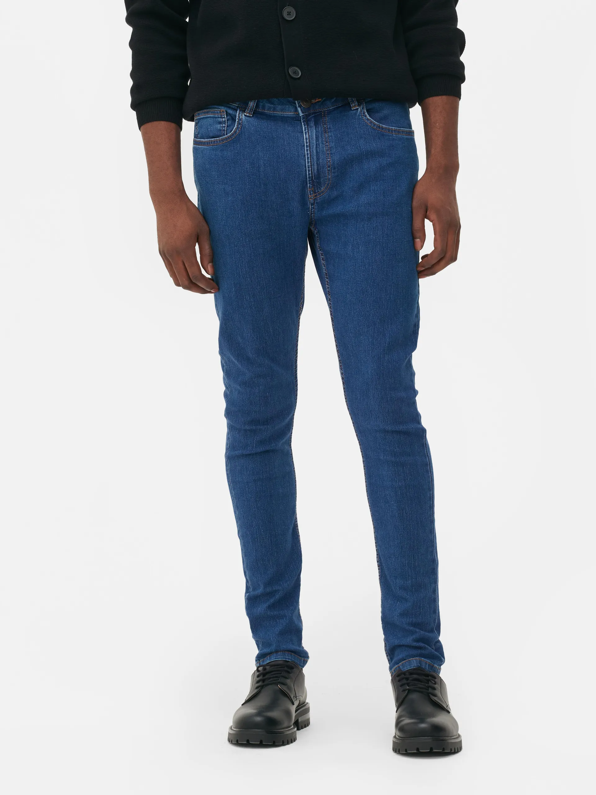 Tu ne seras jamais à court d'idées avec ce jean skinny de ta panoplie