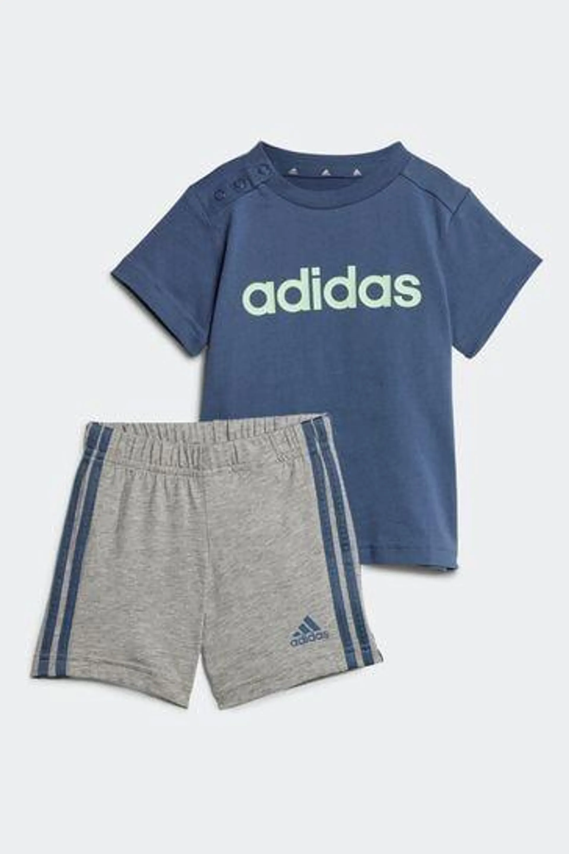 adidas Sportswear Essentials z organické bavlny s tričkem a šortkami