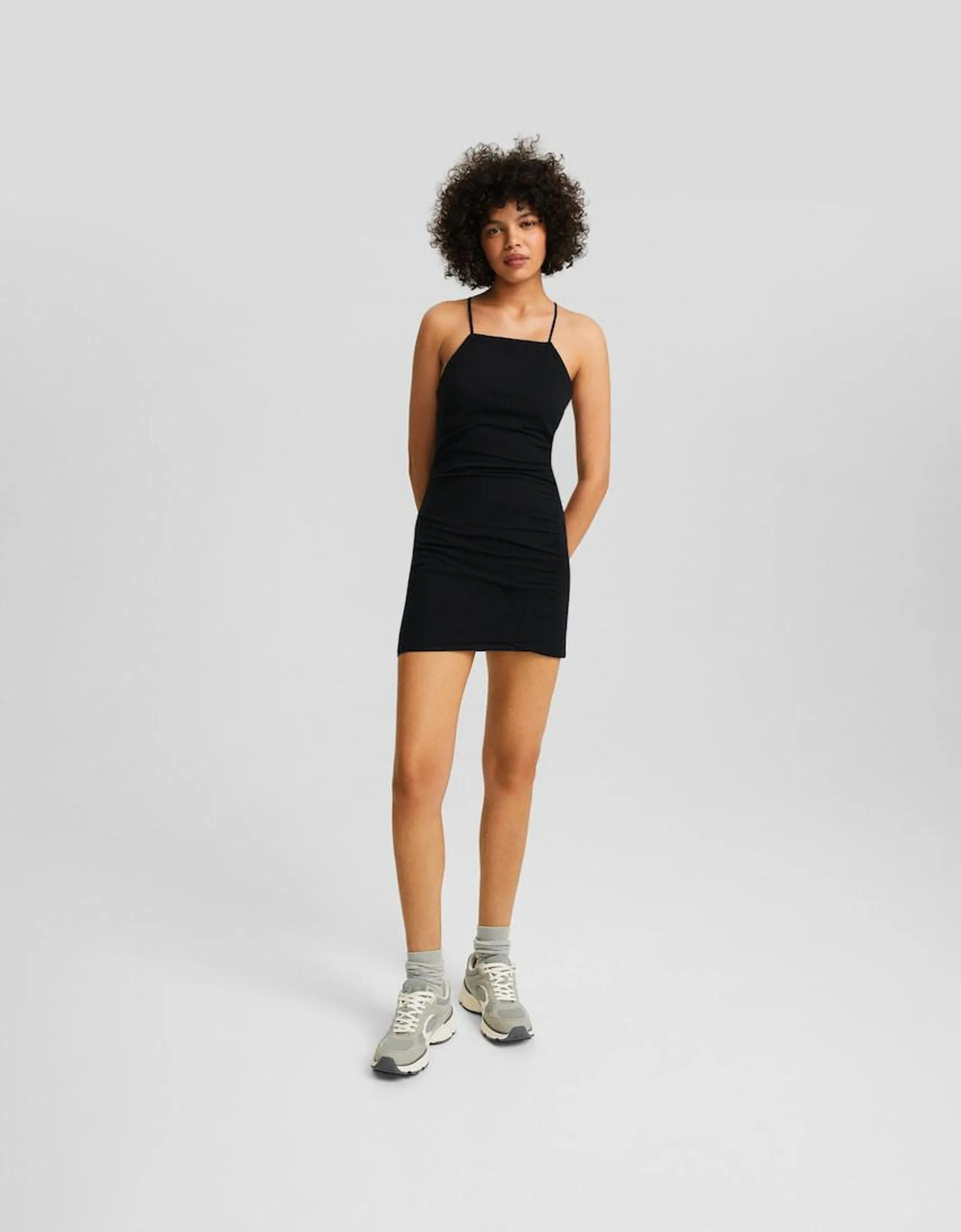 Přiléhavé mini šaty se sportovními ramínky s příměsí bavlny