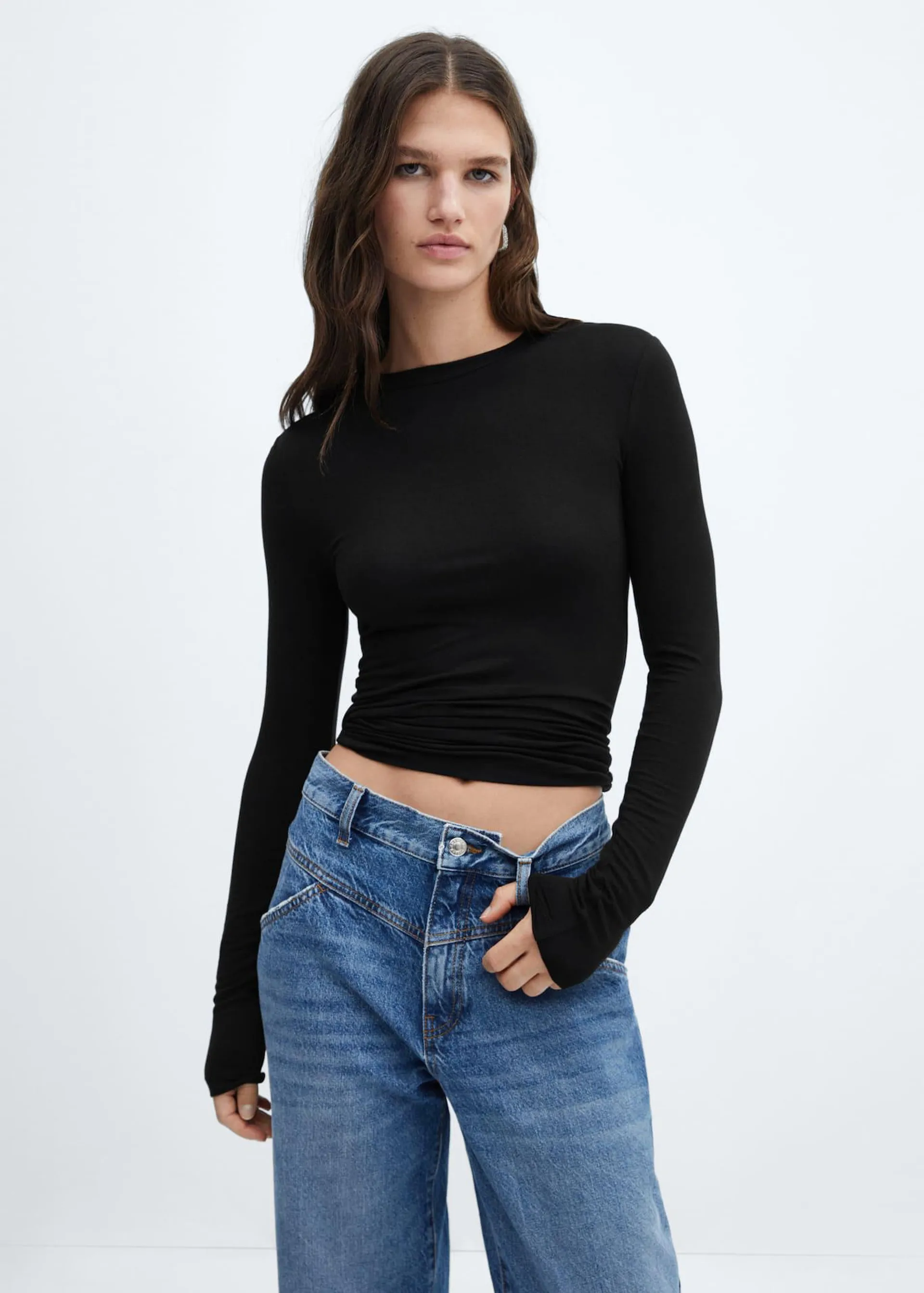 Round-neck long-sleeved t-shirt