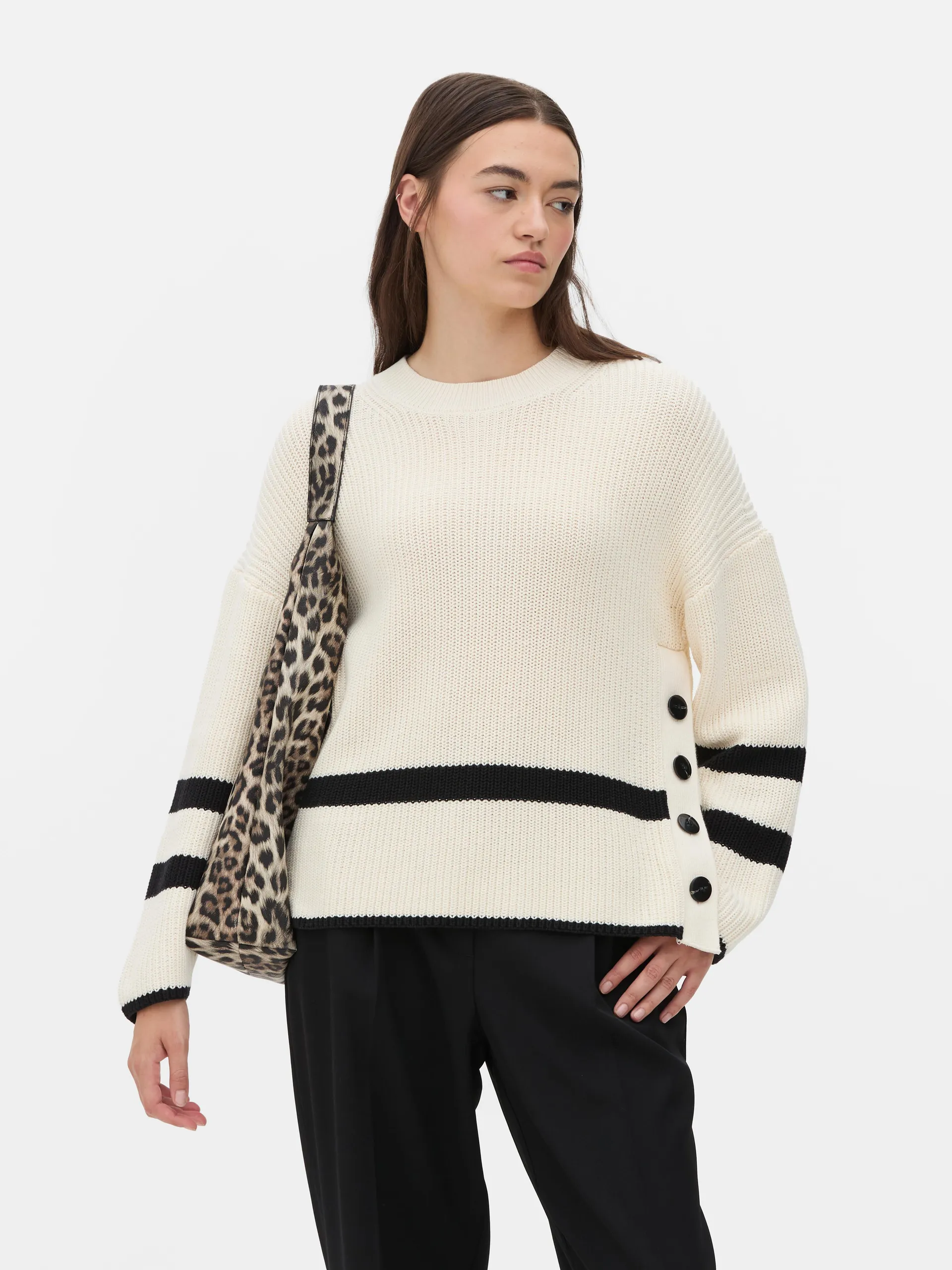 Gestreifter Pullover mit Knopfdetail