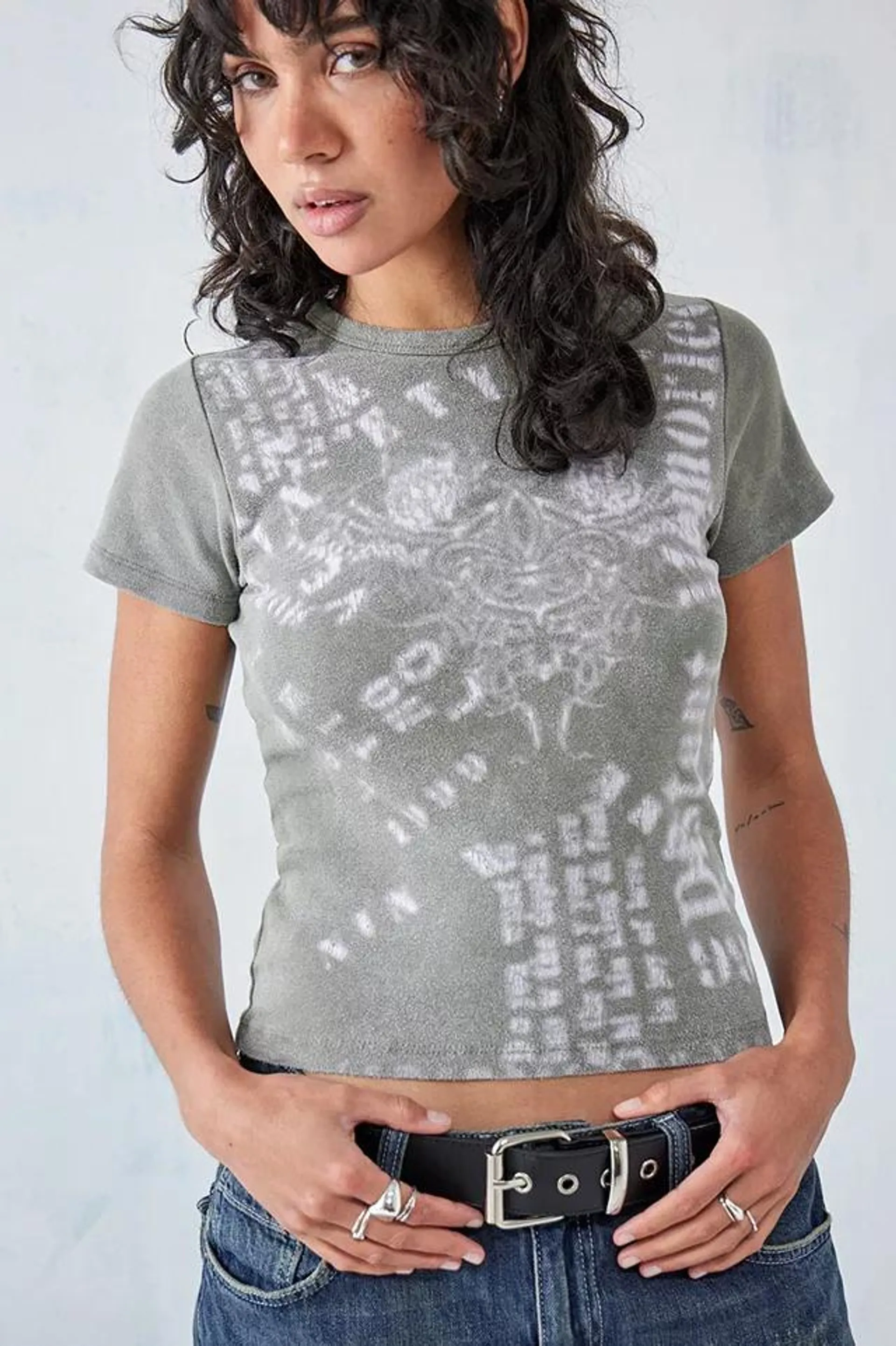 UO – Baby-T-Shirt „Stamp Cap" im Grunge-Stil