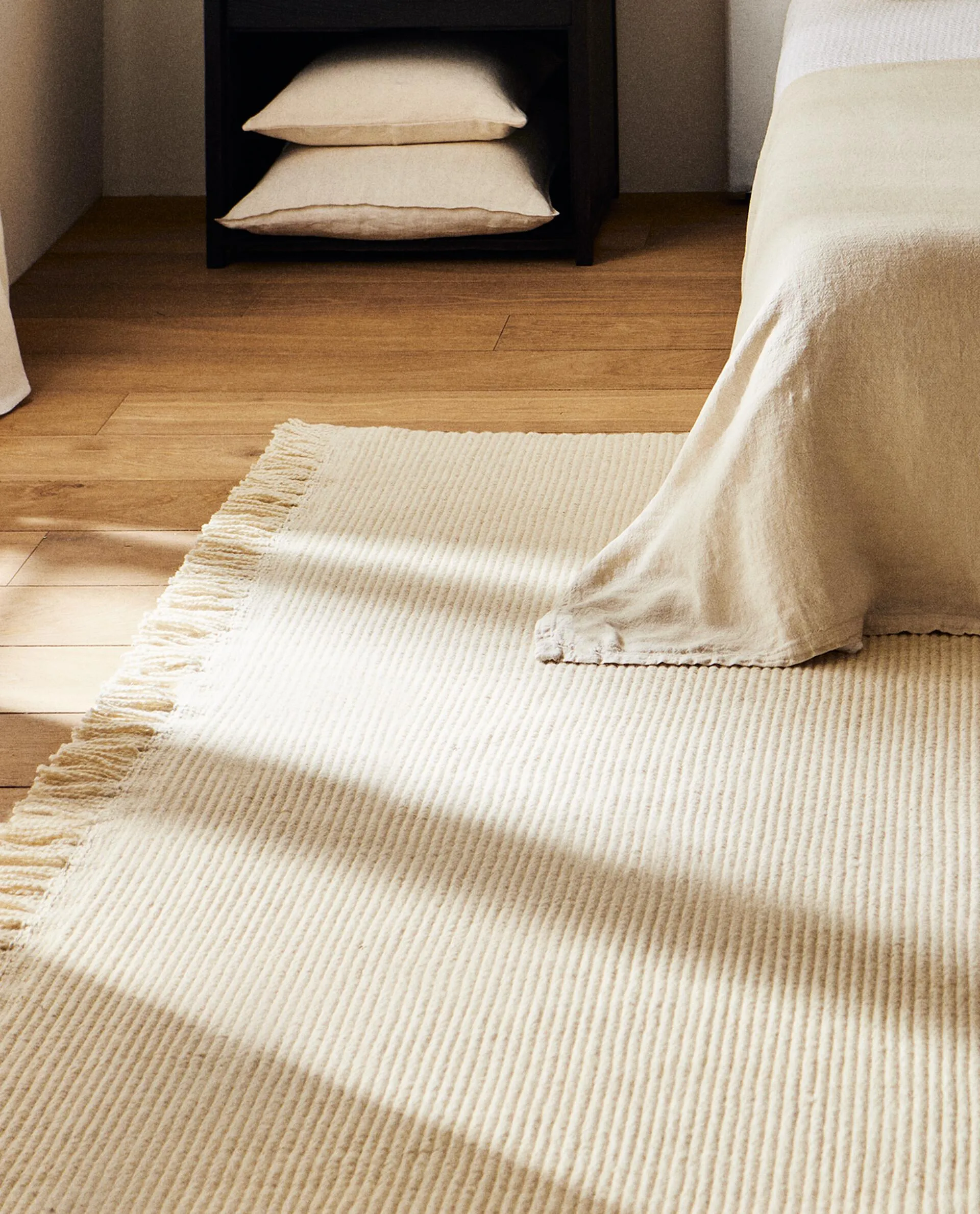 RECTANGULAR WOOL RUG WITH FRINGING