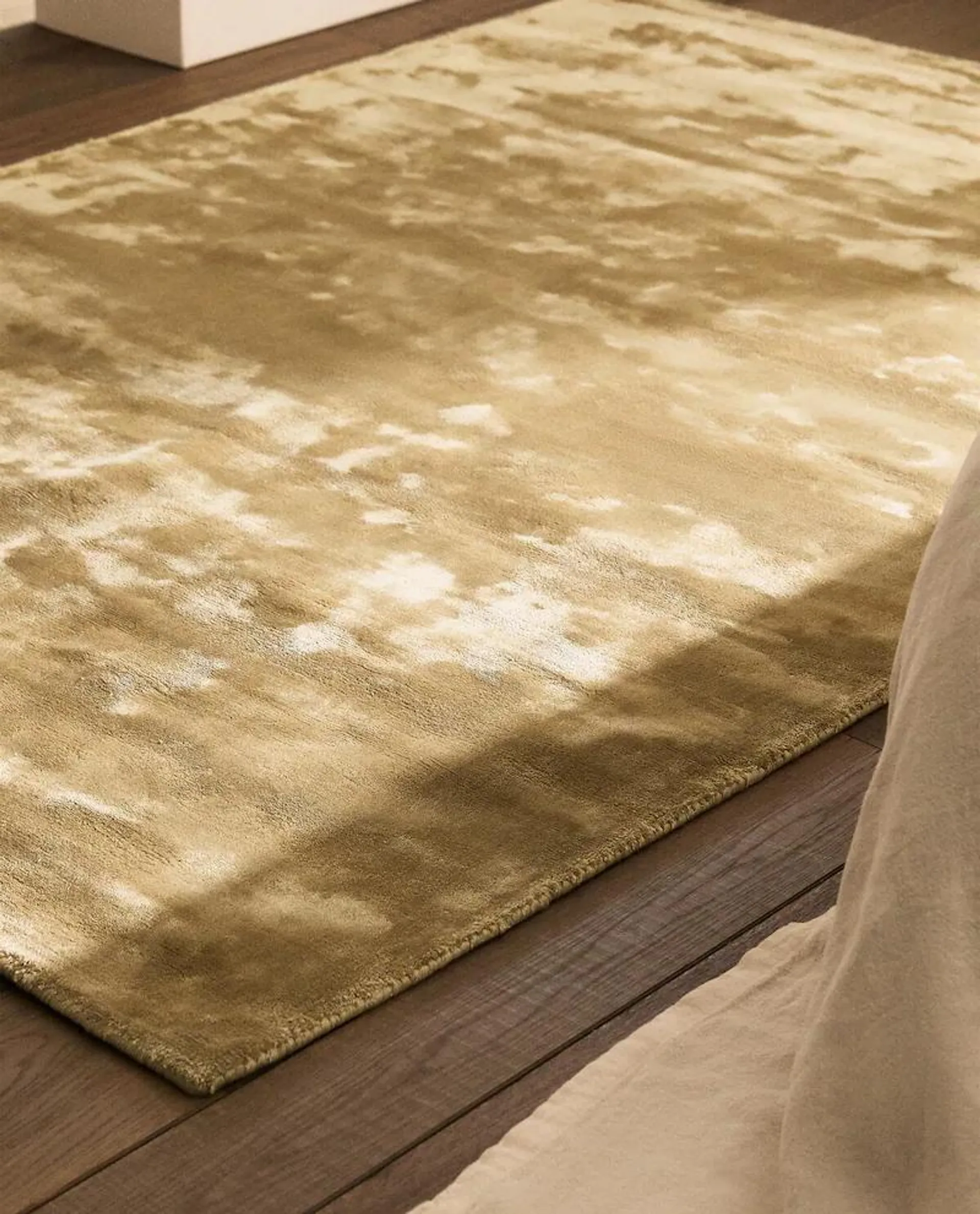 GOLDEN VISCOSE RUG