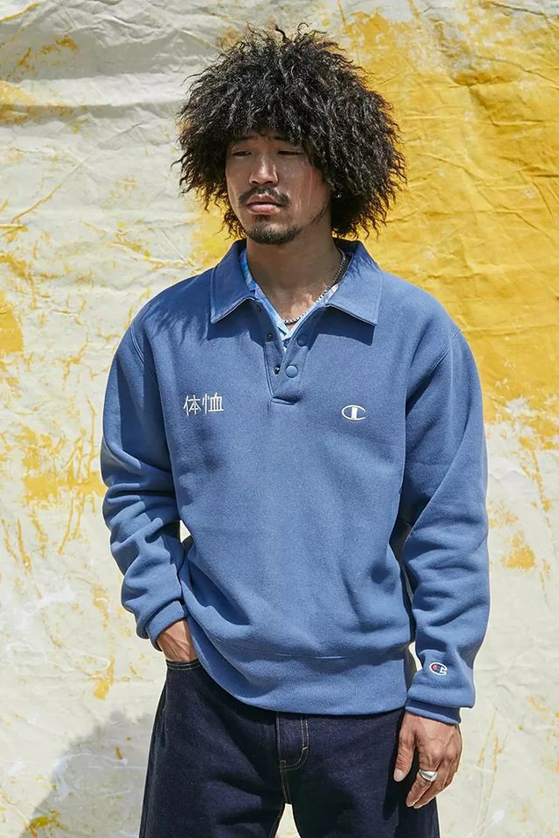 Champion UO Exclusive – Reverse Weave Sweatshirt „Katakana" in Schiefergrau