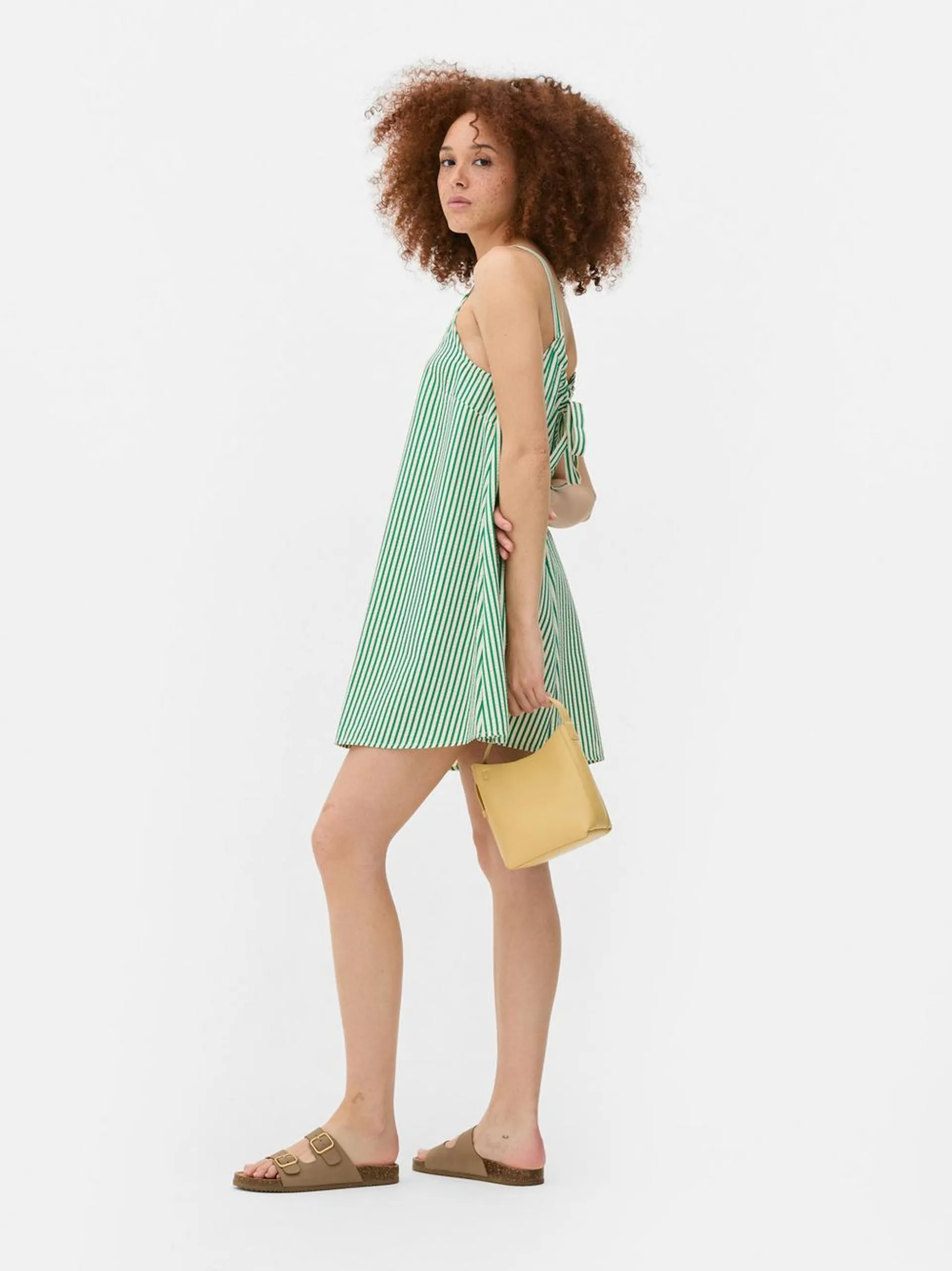 Vestido corto de sirsaca con tirantes