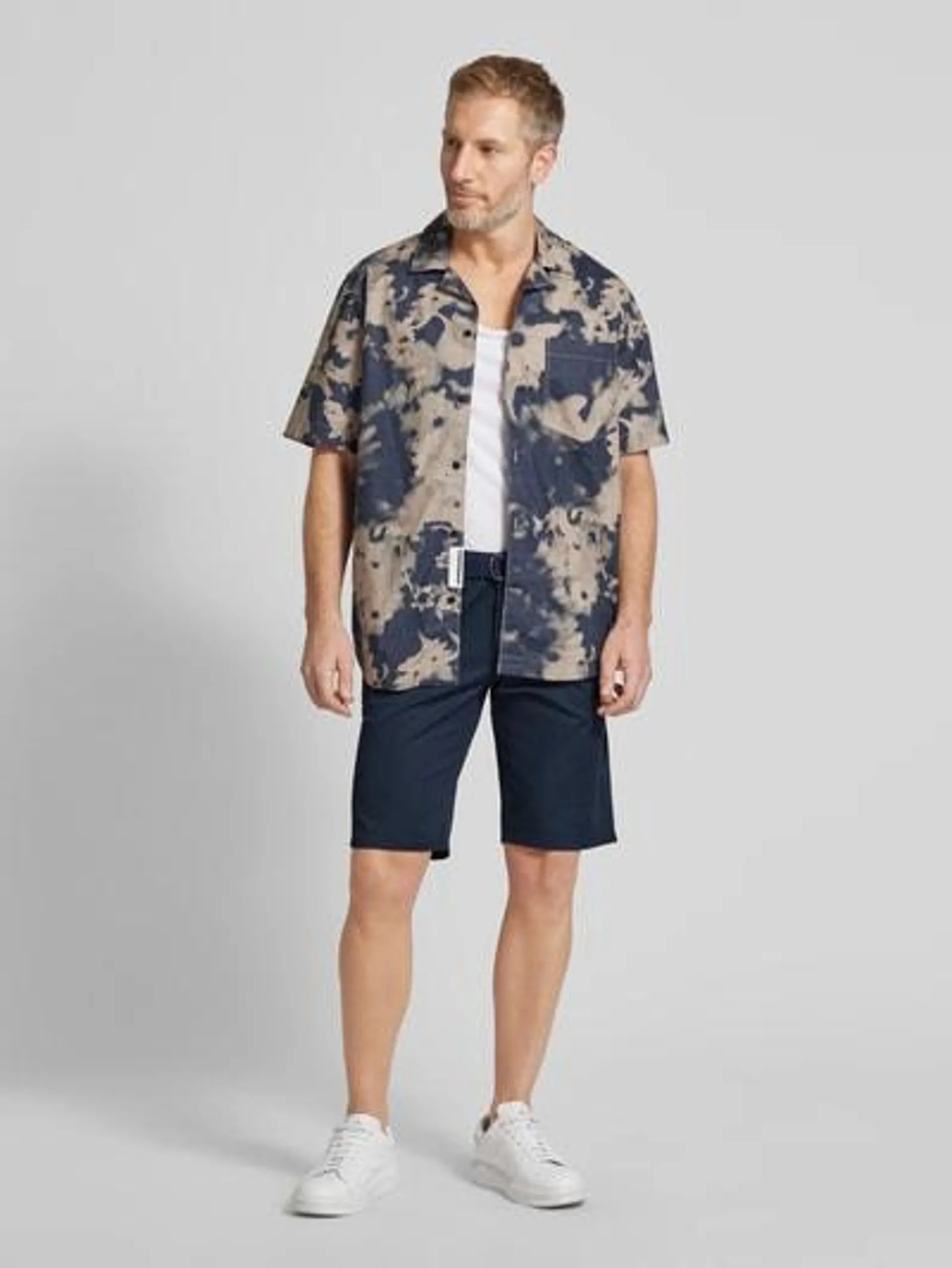 Slim Fit Chino-Shorts mit Gürtel in marine