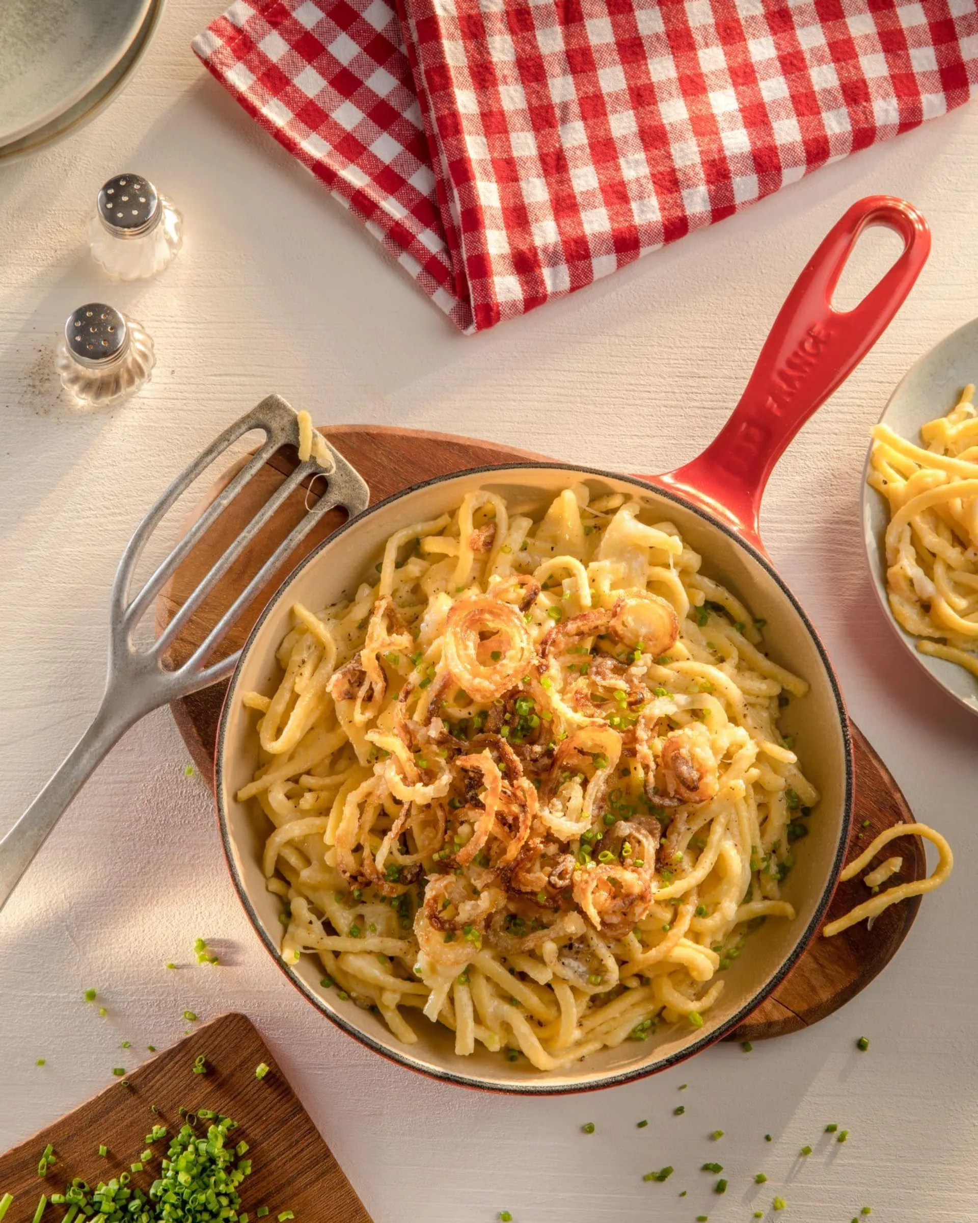 Diese Zutaten benötigst du für unsere Käsespätzle mit Röstzwiebeln.