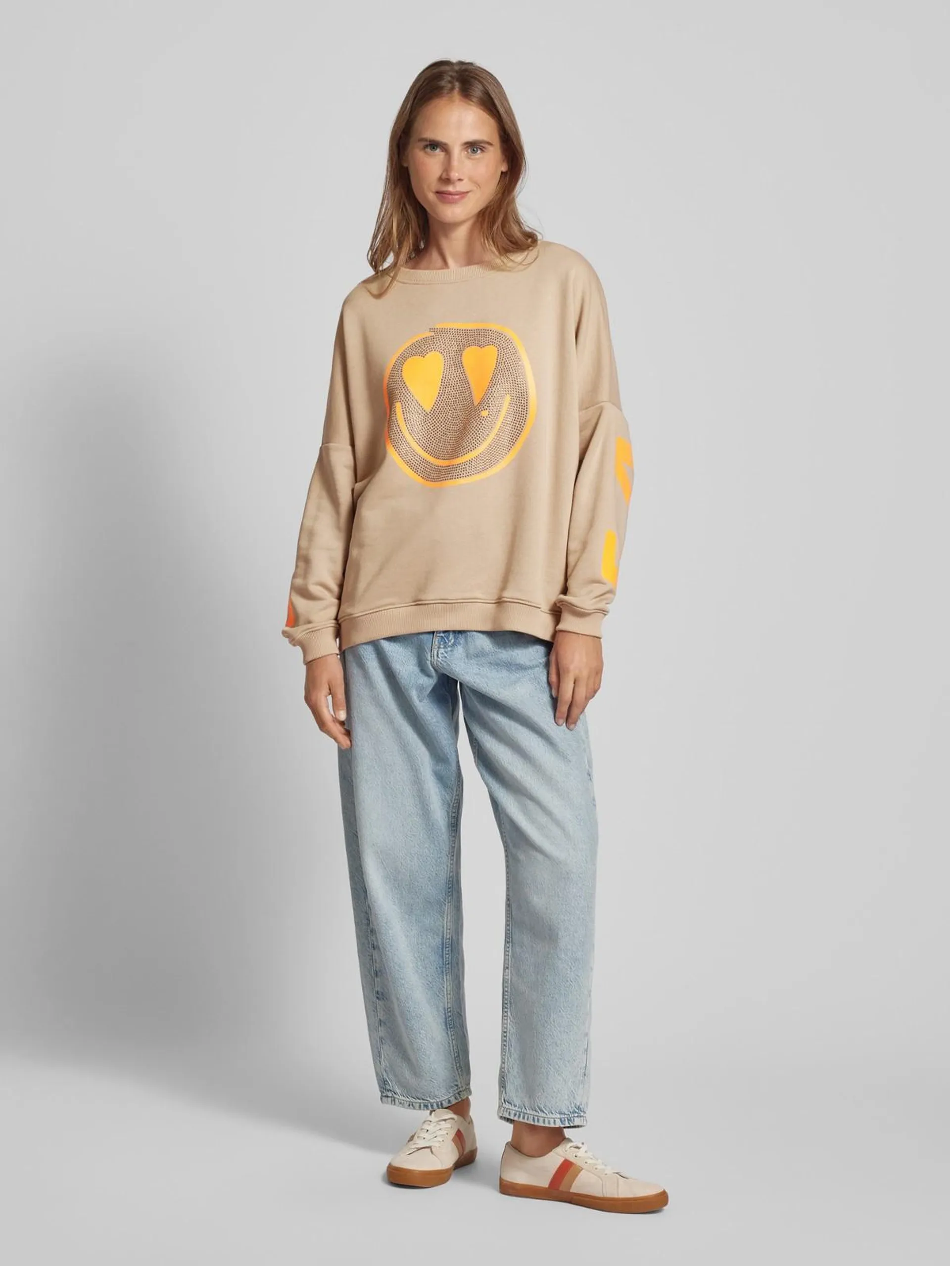 Sweatshirt mit Ziersteinbesatz Modell 'Heart' in sand