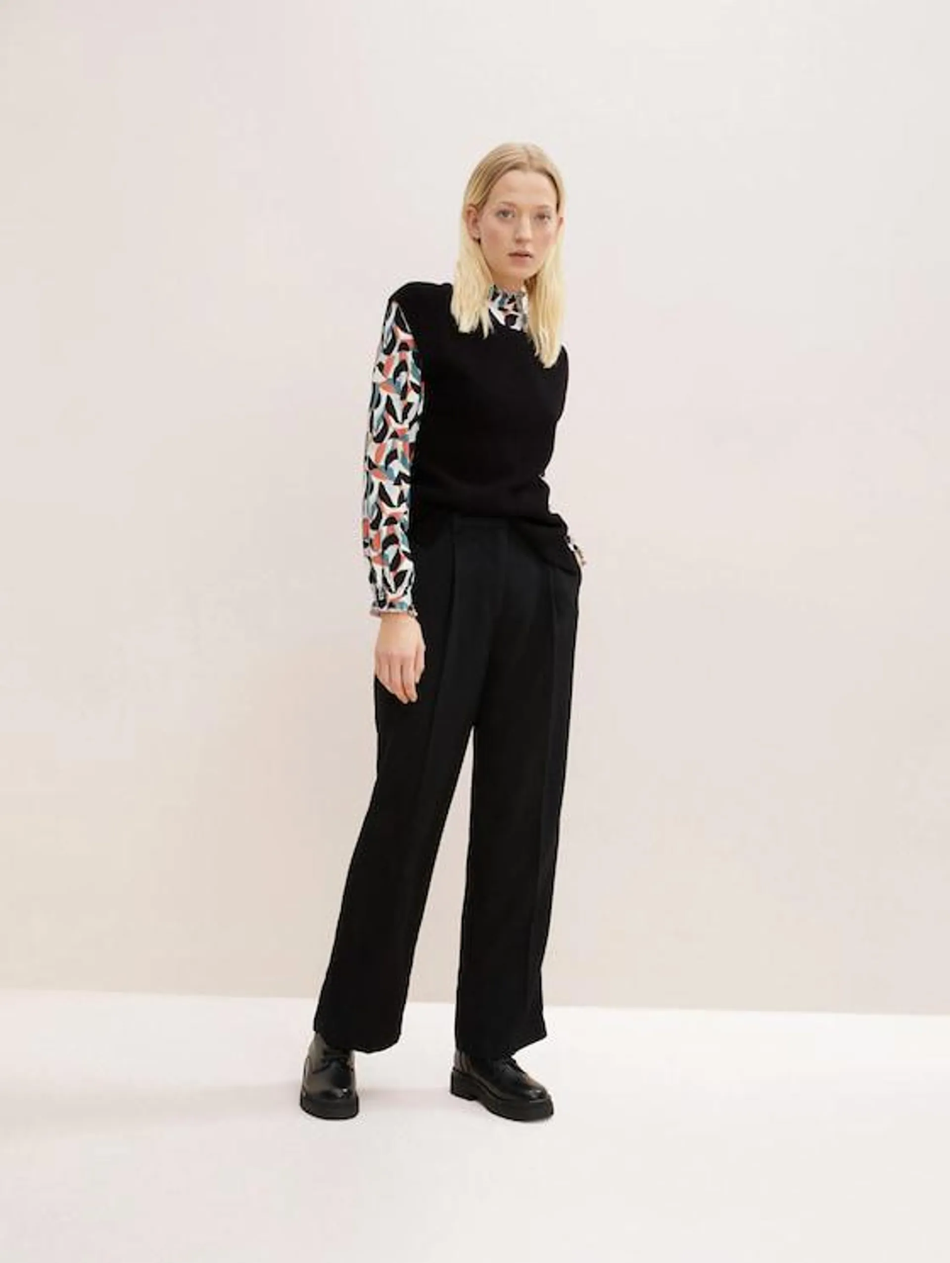 Patterned long-sleeved shirt with a stand-up collar