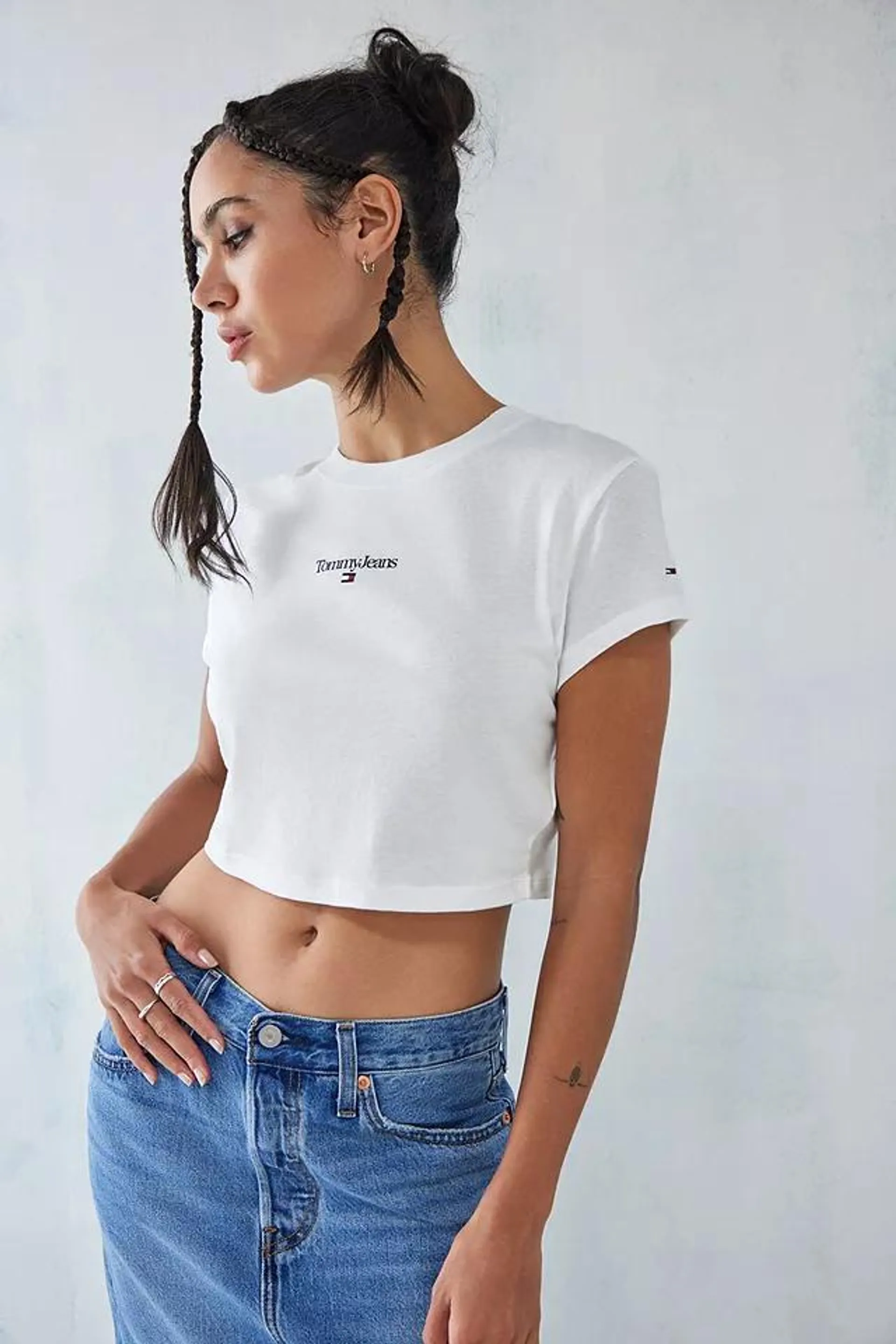 Tommy Hilfiger – Kurz geschnittenes Baby-T-Shirt in Weiß
