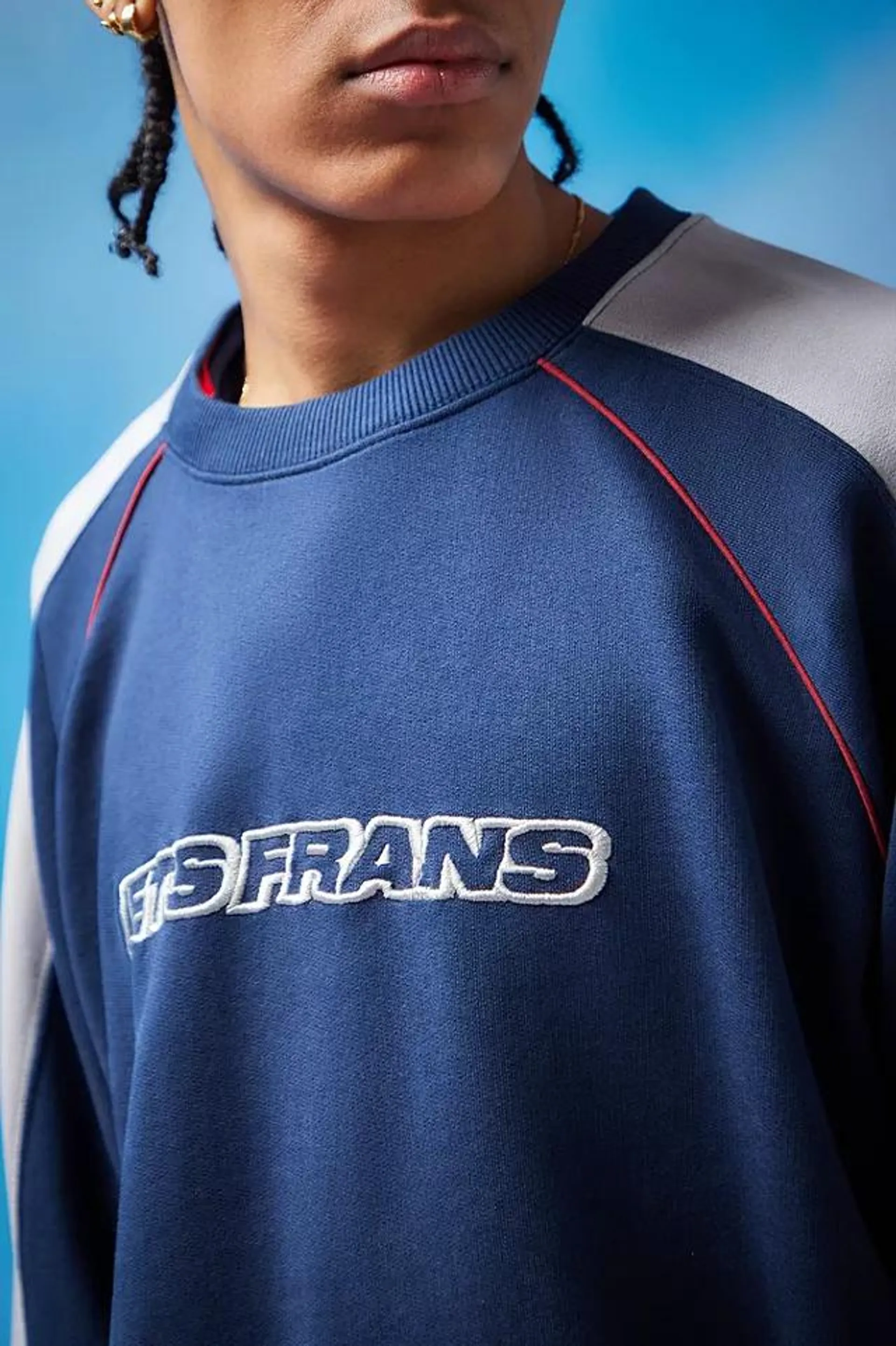 iets frans... – Besticktes Logo-Sweatshirt im Bahnendesign in Marineblau