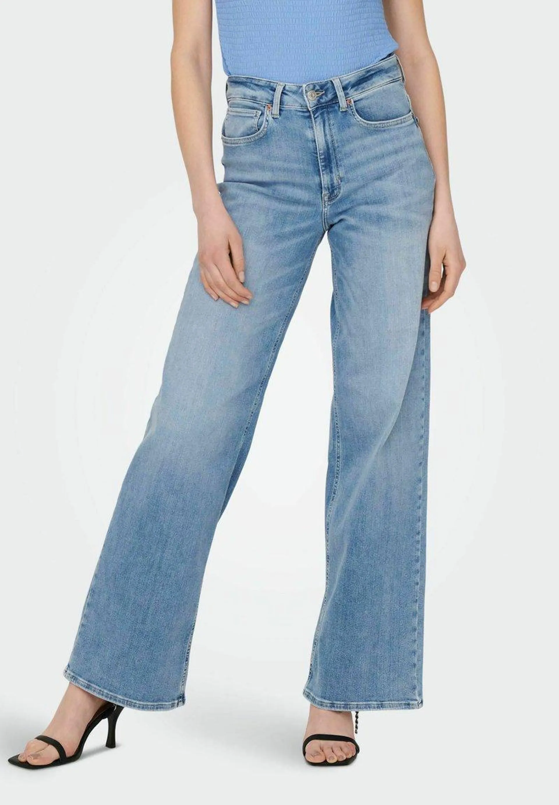 ONLMADISON BLUSH HW WIDE - Flared Jeans - light blue denim