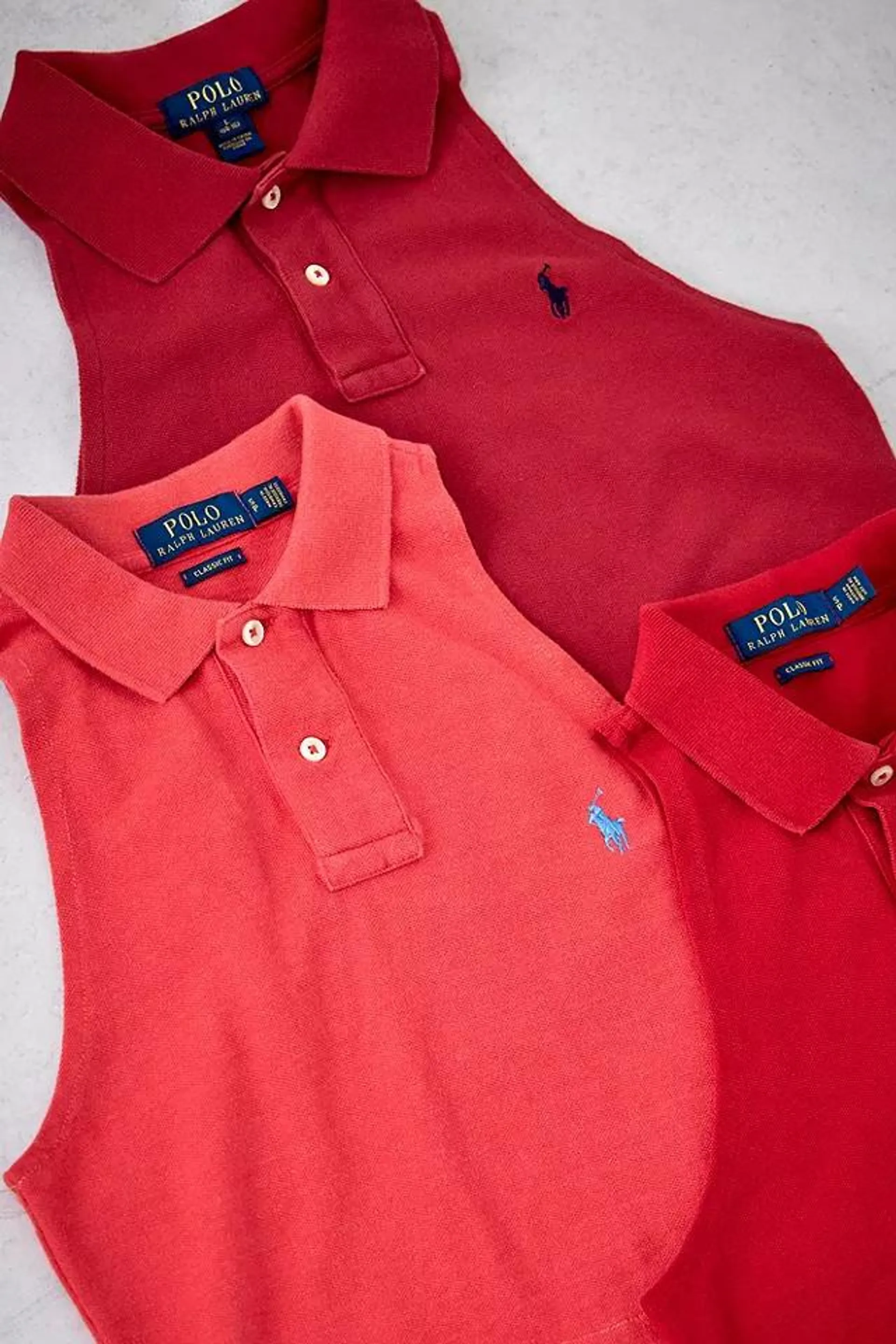 Urban Renewal Remade From Vintage – Ärmelloses, kurz geschnittenes Marken-Poloshirt in Rot