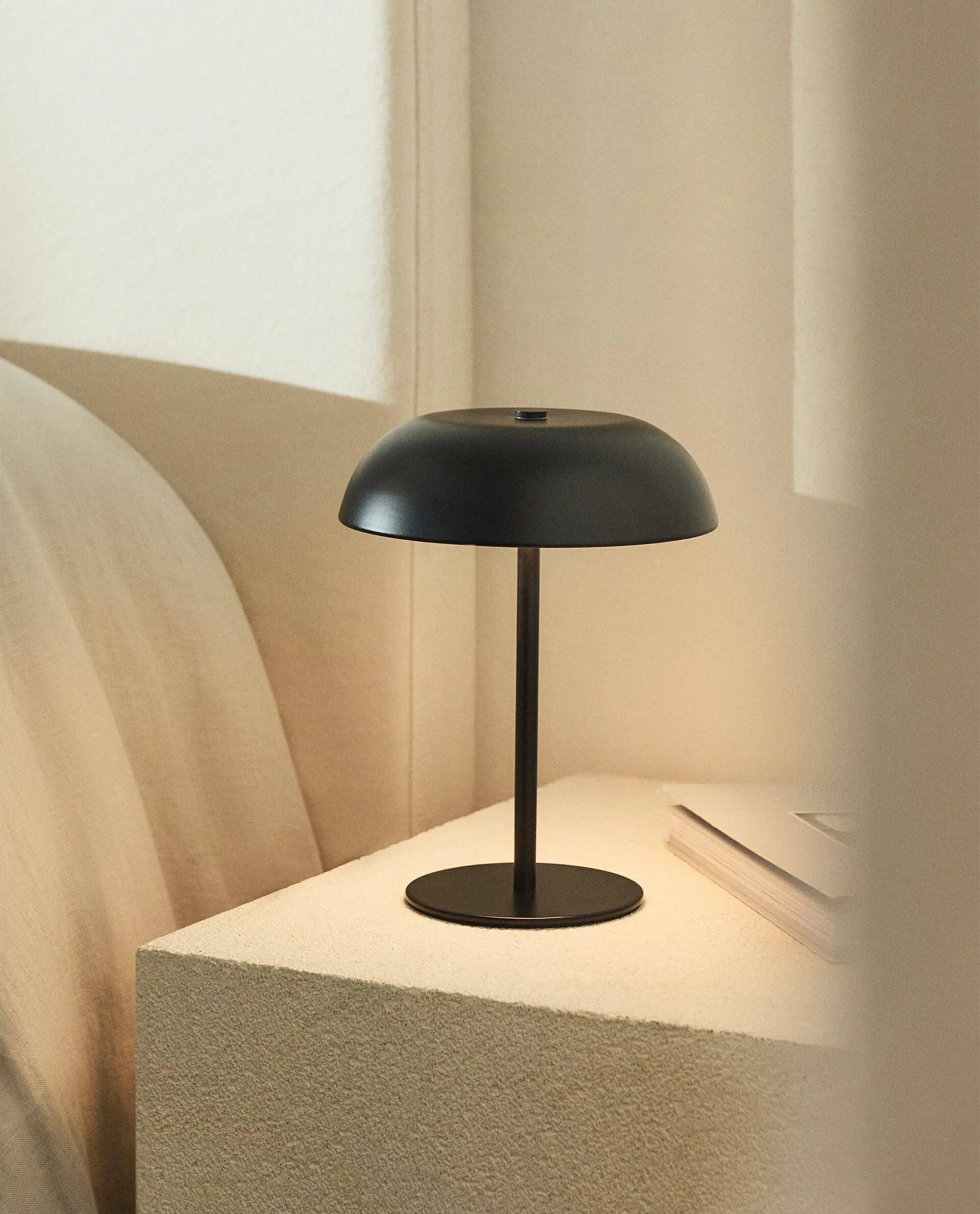 MONOCHROME TOUCH TABLE LAMP