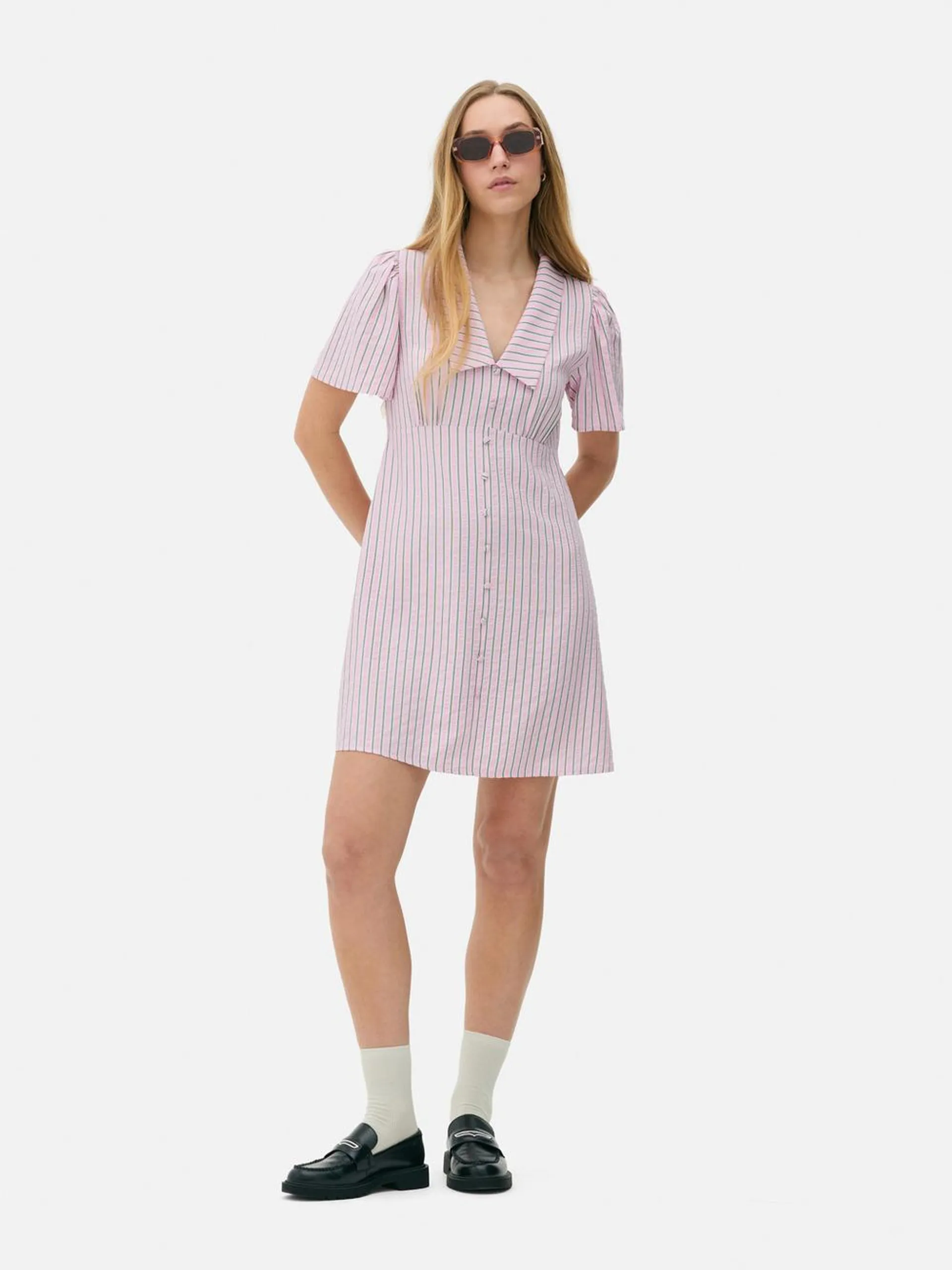 Vestido corto estilo vintage con cuello y botones