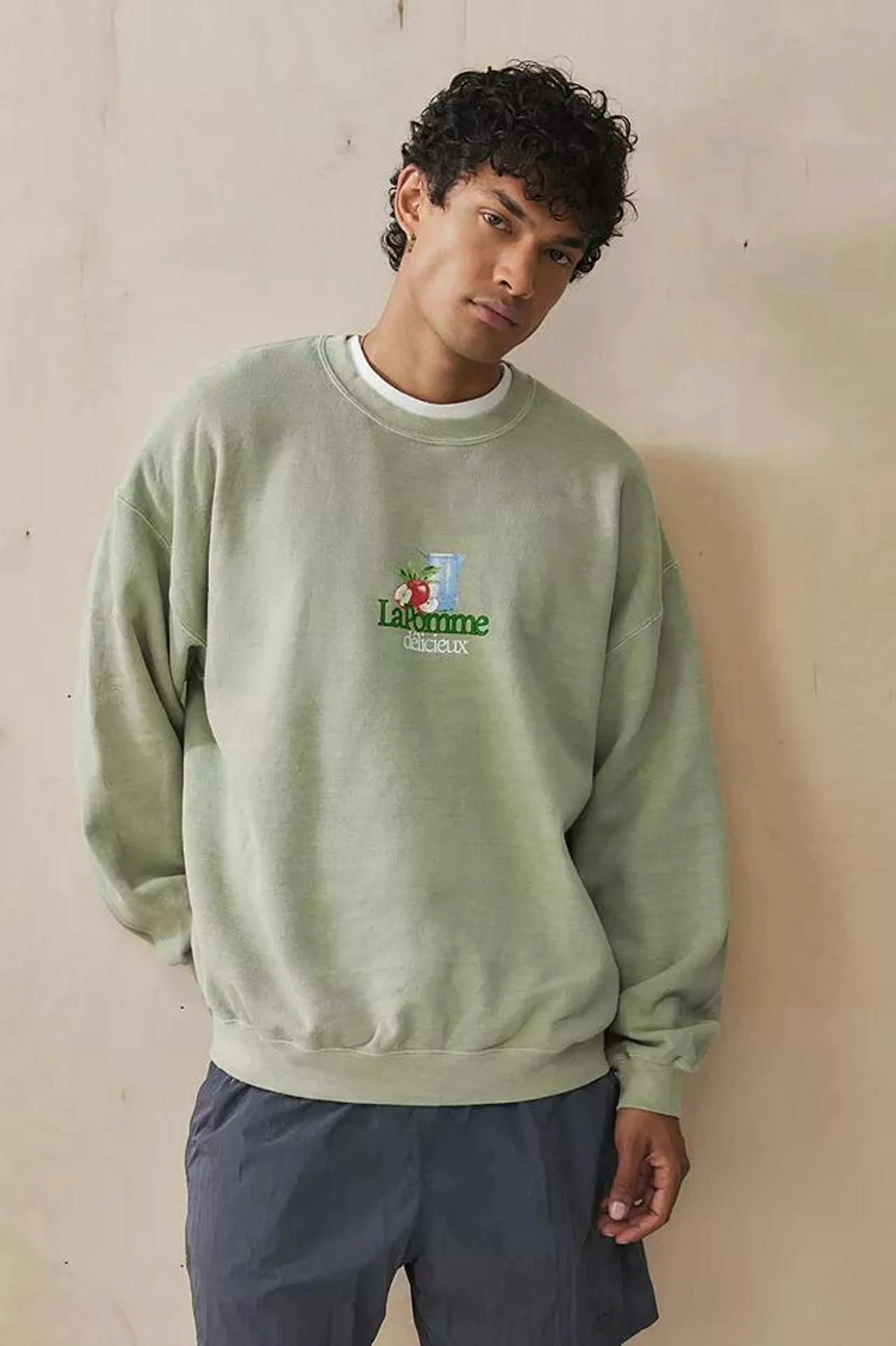 UO Grün La Pomme Sweatshirt