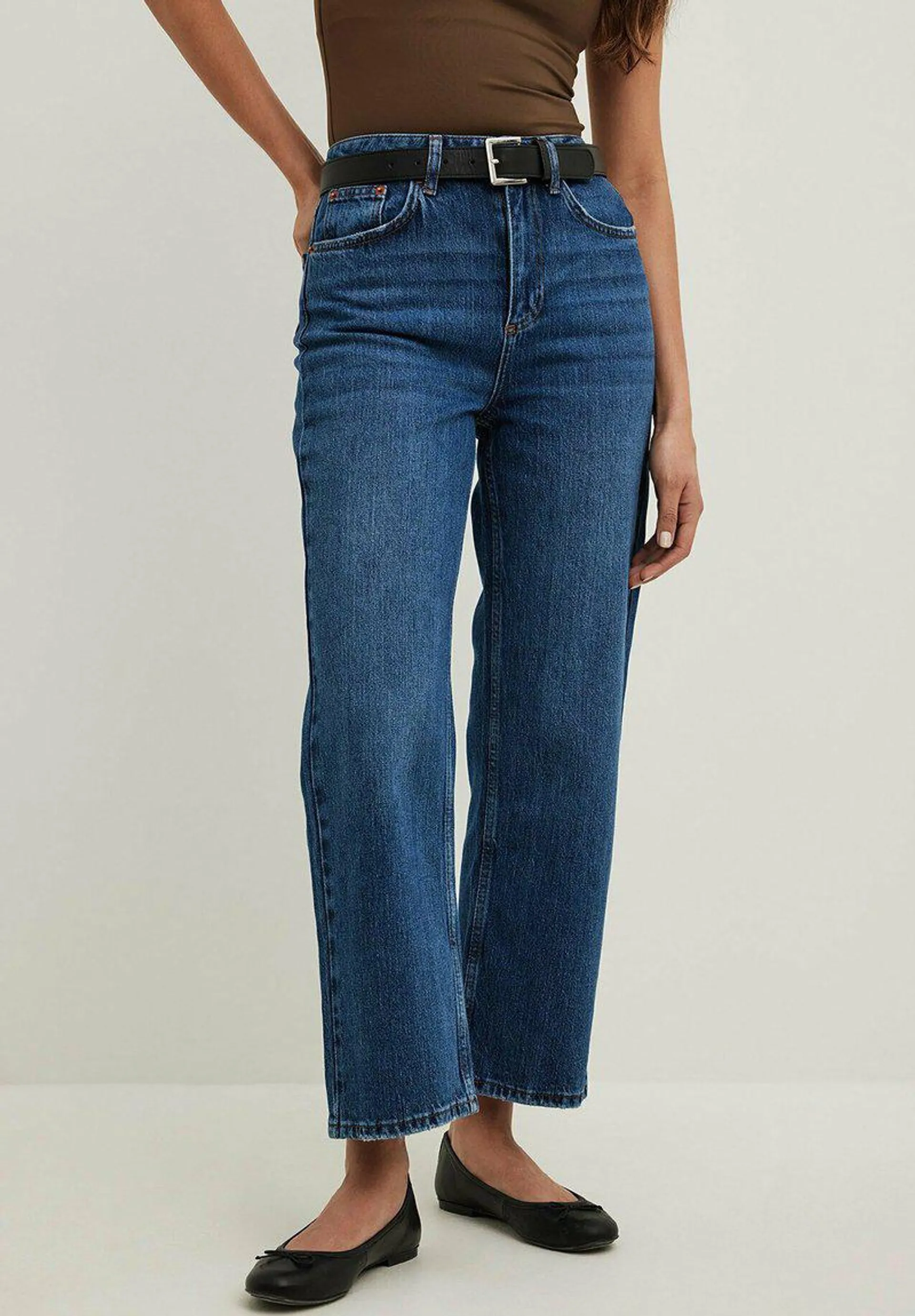 HOCHGESCHNITTENE CROPPED - Straight leg jeans