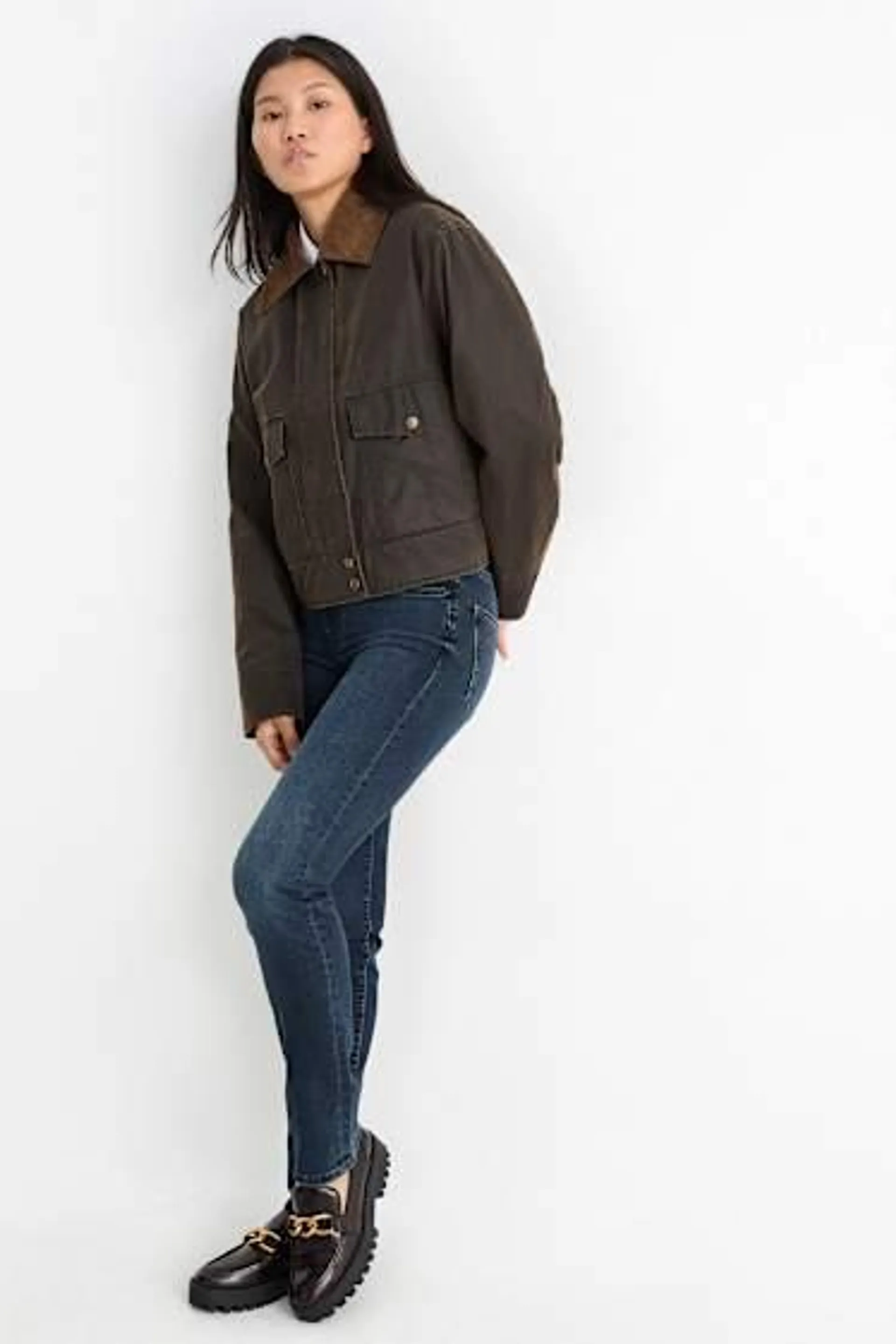 Straight jeans - mid-rise waist