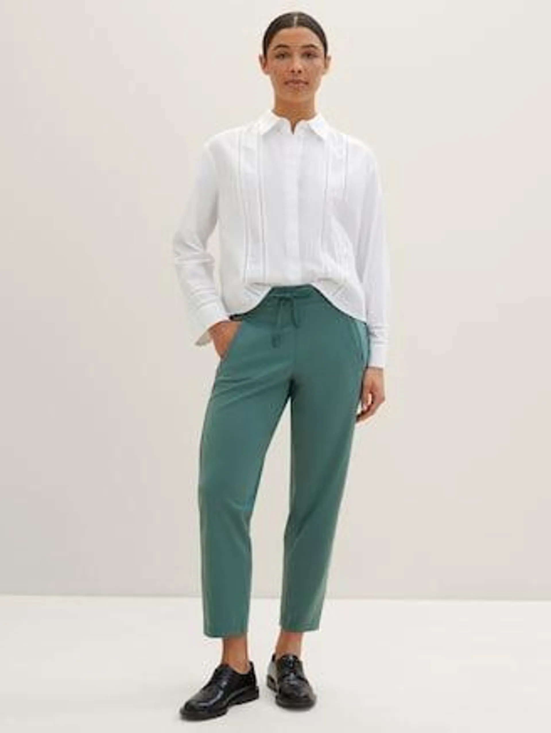 loose-fit trousers