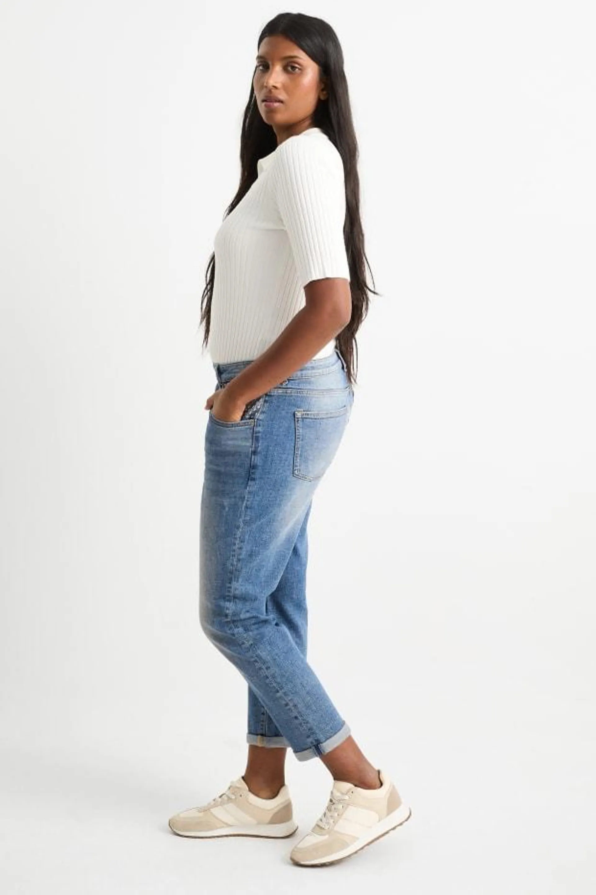 Boyfriend jeans - mid-rise waist