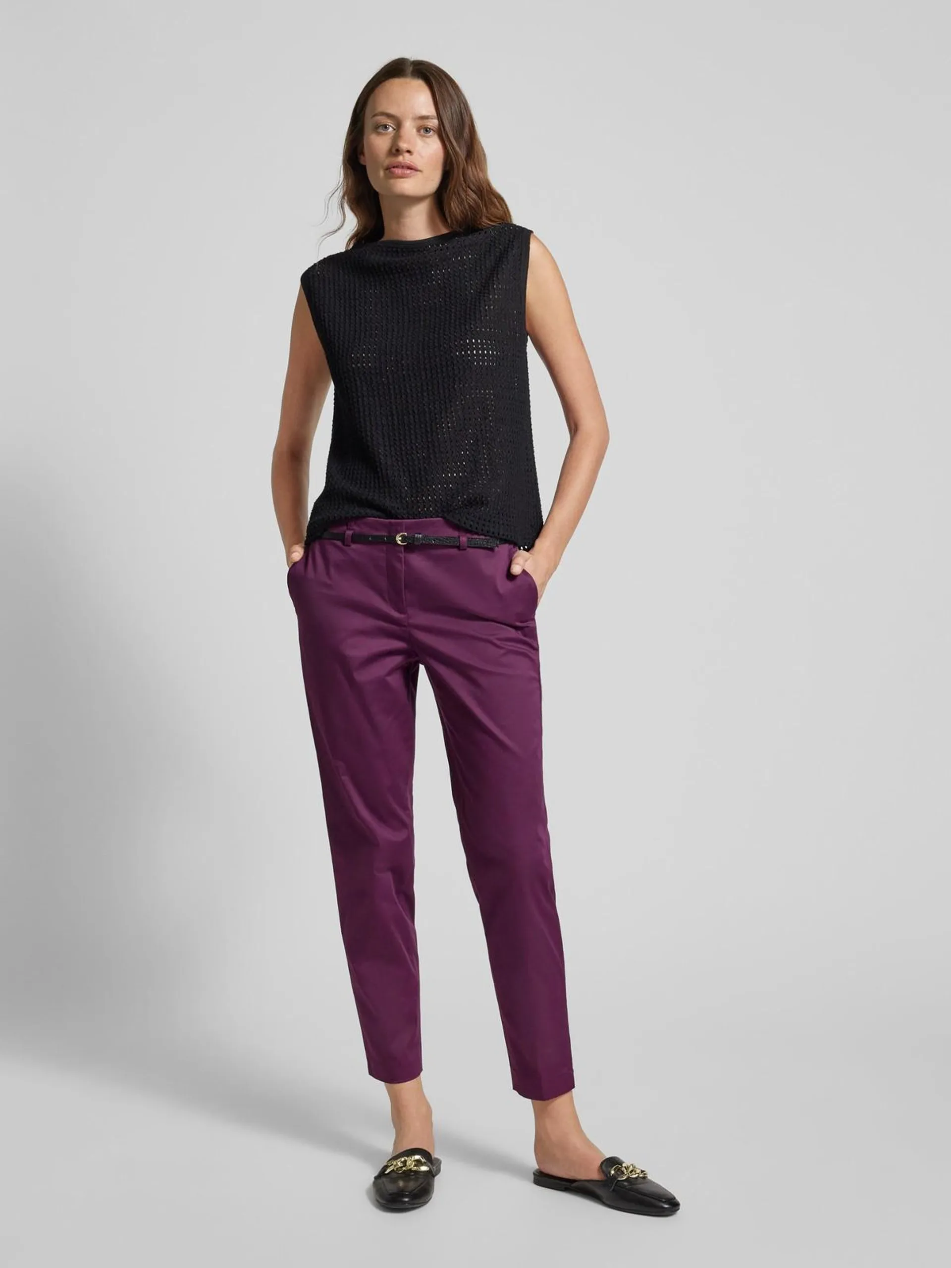 Slim Fit Hose mit Gürtel in aubergine